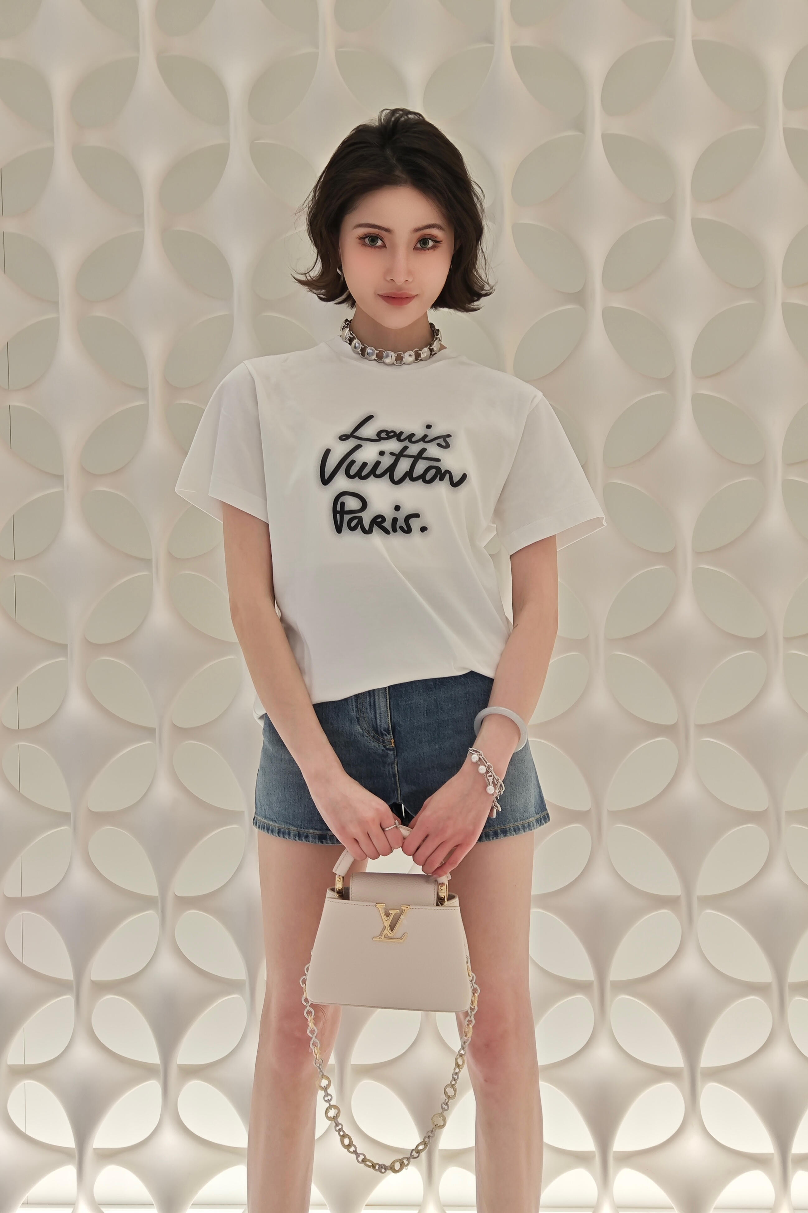  1V霓虹灯印花圆领短袖T恤
双面纯棉质平纹面料，手感细腻润滑、质地紧密，挺括而有弹性的面料，外观整洁细