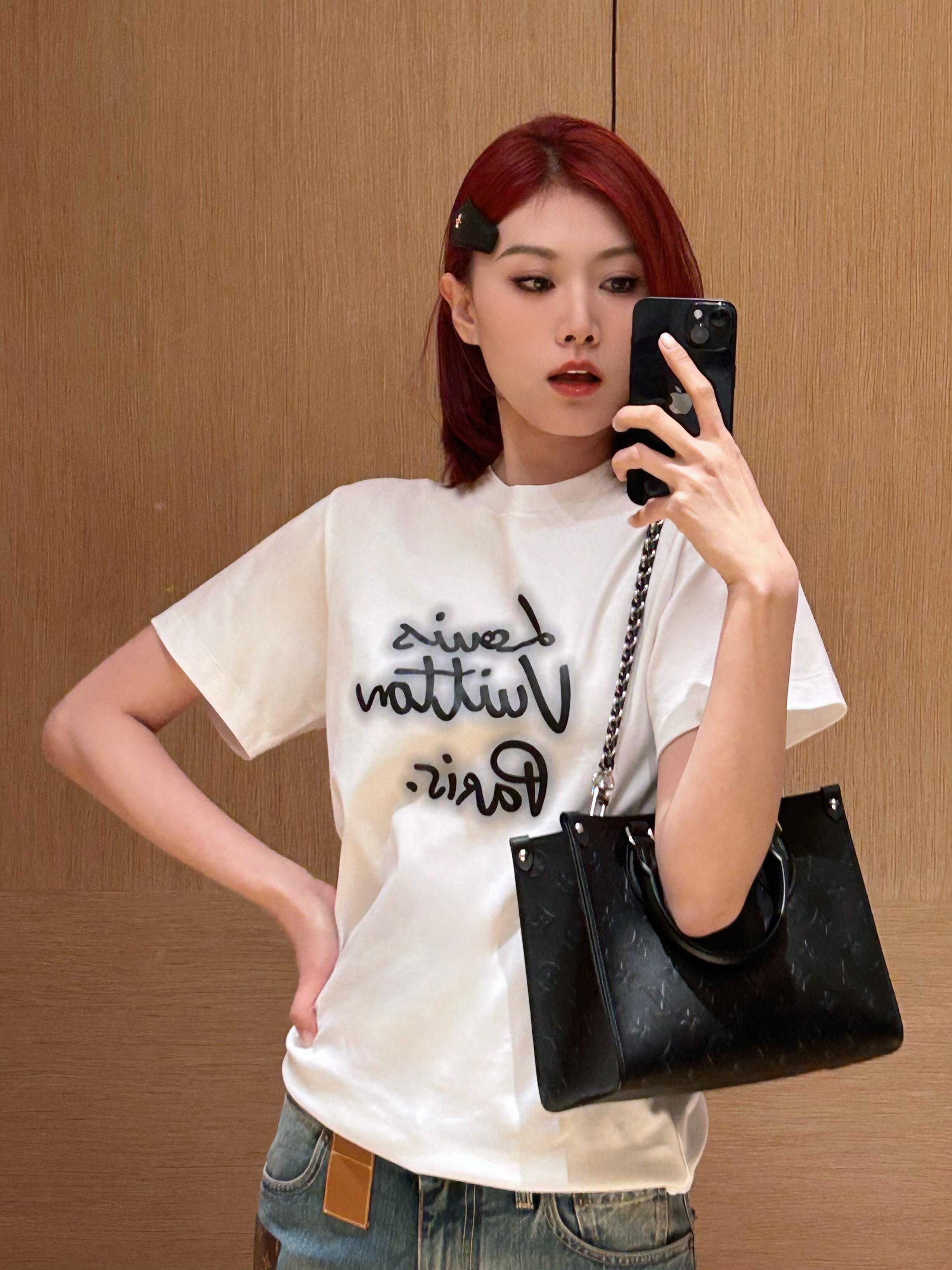  1V霓虹灯印花圆领短袖T恤
双面纯棉质平纹面料，手感细腻润滑、质地紧密，挺括而有弹性的面料，外观整洁细