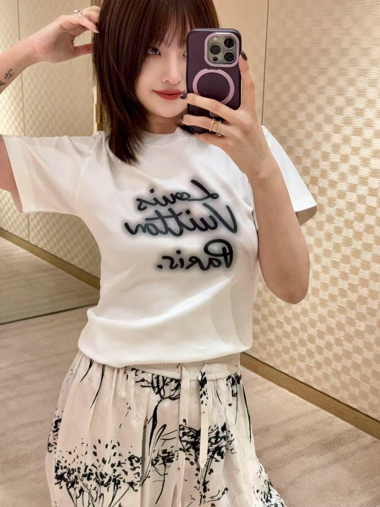  1V霓虹灯印花圆领短袖T恤
双面纯棉质平纹面料，手感细腻润滑、质地紧密，挺括而有弹性的面料，外观整洁细