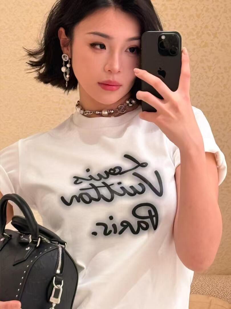  1V霓虹灯印花圆领短袖T恤
双面纯棉质平纹面料，手感细腻润滑、质地紧密，挺括而有弹性的面料，外观整洁细