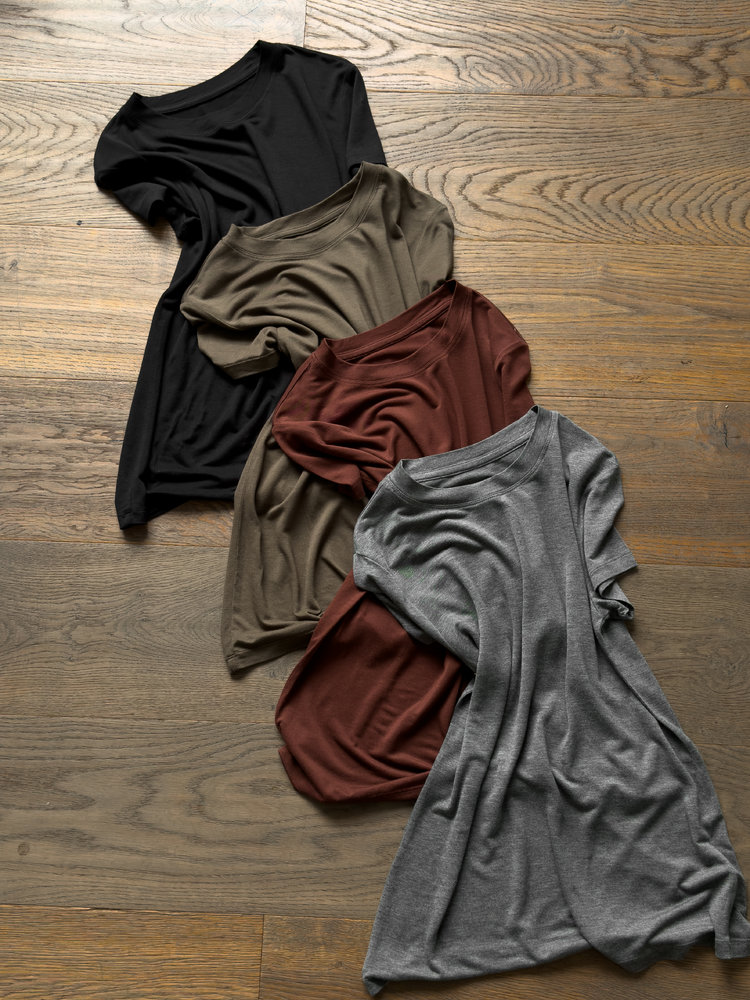 NO:873355,ROW Mask Tencel Short Sleeve (L6B60013854XP-T2-JJ) is made of Lyocell, with a soft and waxy cool texture on the upper body that 'brings its own cooling feeling'. It is comfortable and breathable with a cooling effect. It is not easy to deform or ball when worn next to the skin. It is durable and refreshing than pure cotton and has more texture than ice silk.  Tressel (Lensing Tencel) is more expensive, but it is more breathable than ordinary Tencel on the market, and feels smoother and drier ~ The upper body has a micro see-through effect. The cuffs and hem use 'double-needle hemming' technology. It will not pill or curl when worn for a long time, and it will not deform after machine washing!  Black/Army Green/Dark Gray/Coffee Size S/M/L Official website ingredient Lyocell Real ingredient Lyocell,, T-shirt,19860909ROW面膜天丝短袖(L6B60013854XP-T2-JJ) 采用莱塞尔,软糯冰凉质感上身「自带凉感」,舒适透气带降温效果,贴身穿不易变形不起球,持久耐穿比纯棉更清爽,比冰丝更有质感. 特莱赛尔(兰精天丝)成本较贵,但是比市面普通天丝透气性更好,触感更顺滑干爽～ 上身带微透视效果 袖口和下摆用了「双针锁边」技术 久穿不会起球、不会卷边,机洗不变形！ 黑色/军绿/深花灰/咖啡色 码数S/M/L 官网成分莱赛尔 真实成分莱赛尔,,T-shirt,,Women's clothing