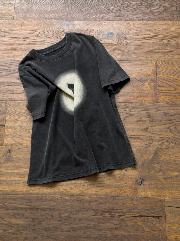 NO:873400,Retro Astro Boy faded short-sleeves (A6033976XP-T2-YJ) are made of Xinjiang long-staple cotton. The fabric is washed soft with heavy enzyme washing. The surface is washed and sanded to give a natural faded and aged effect. The fabric is stiff and breathable, and is not prone to pilling.  Slightly wide version, image halo gradient pattern technology, digital direct injection machinery and equipment, integrated into the fabric without affecting the breathability, the pattern is not easy to fall off after washing. Double-thread closing process reinforces the hem and cuffs, and the overlay is neat/more wear-resistant and durable, and will not deform after long-term washing. Black size S/M/L, real ingredients cotton, T-shirt,19860909复古阿童木褪色短袖(A6033976XP-T2-YJ) 采用新疆长绒棉,重酵素洗面料洗软,表层水洗磨毛处理自然褪色做旧效果,兼顾面料挺括性与透气性,不容易起球 微宽版型,影像光晕渐变图案工艺,采用数码直喷机械设备,融入面料不影响透气感,水洗后图案不易脱落双线收口工艺加固下摆与袖口,拷边整齐/更加耐磨耐穿,久洗不变形 黑色码数S/M/L 真实成分棉,,T-shirt,,Women's clothing