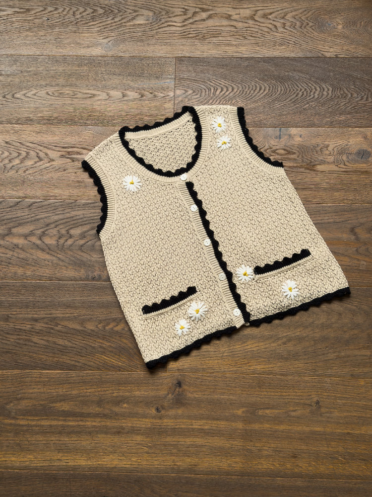 NO:873419,Hand-hook chrysanthemum knitted vest (B6034018XN-O1-NL) 26-count single-strand linen + cotton blended yarn, knitted with 3 needles of imported Stoll loom, the texture is full of linen breathability, which neutralizes the softness of cotton. It is soft but not collapsed. It is comfortable to wear alone in summer. The fabric is close to the skin and does not feel loose. The apricot color body is equipped with hand-hook black contrasting lace/retro and smart  Hand-embroidered white daisies are embellished with warm mother-of-pearl buttons. The fit is not tight and does not pinch the flesh. The thick hollow texture made by imported looms is full of craftsmanship. It can be worn on vacation or daily commuting. It is full of French summer relaxation. Apricot color number S/M/L. Real composition 55 linen 45 cotton.19860909手勾菊花针织背心(B6034018XN-O1-NL) 亚麻+棉混纺的26支单股纱线 用进口stoll织机3针织就,肌理感拉满亚麻的透气感中和了棉的软,软而不塌,夏天叠穿单穿都舒服,面料贴肤不扎松弛感直接拉满～ 杏色衣身配手勾黑色撞色花边/复古又灵动 手工刺绣的白色小雏菊点缀搭配温润的贝母扣,合身剪裁不紧绷不勒肉,进口织机打造的粗线镂空肌理工艺感十足,度假/日常通勤都能穿,满满的法式夏日松弛感 杏色码数S/M/L 真实成分55亚麻45棉,,,Women's clothing