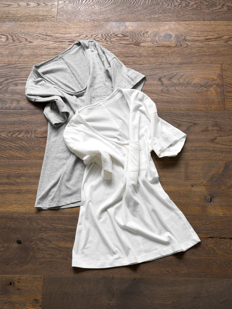 NO:873465,T-shirt with V-neck pocket design (A6033916XN-T2-HA) 90% long-staple cotton and 10% mulberry silk blend, the fabric has a beautiful drape!  It feels soft and delicate, close to the skin and nourishes the skin. It is moisture-absorbent and breathable with a 'cooling feeling'. It is first dyed and then woven to have a soft texture!  [Wide and deepen the V-shaped collar + hand-rolled edges] Modify the clavicle line. Loose-fitting natural drape fabric. The single pocket has a lazy atmosphere and the cuffs are widened and edge-sealed!  Loosely covers the flesh/does not stick to the arms!  White/Grey Size S/M/L Real ingredients: 90% long-staple cotton, 10% mulberry silk,19860909V领口袋设计感T桖(A6033916XN-T2-HA) 90长绒棉10桑蚕丝混纺,面料自带优美悬垂感！手感柔润细腻,贴身滋养肌肤吸湿透气“凉感加持”先染后织布面带柔光肌理！【加宽加深V型领+ 手工卷边】修饰锁骨线条 宽松版型自然垂坠面料,单口袋更有慵懒氛围加宽袖口封边！宽松遮肉/不贴手臂！ 白色/花灰码数S/M/L 真实成分90长绒棉10桑蚕丝,,,Women's clothing