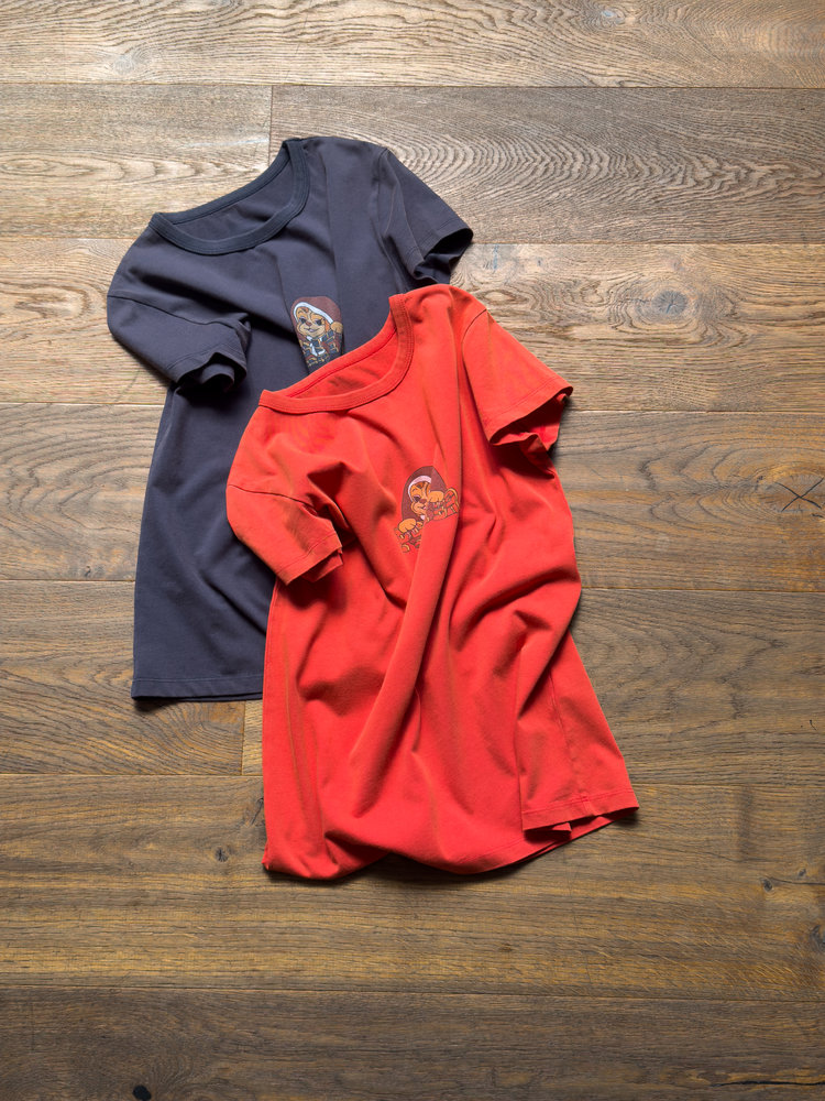 NO:873411,Retro washed puppy T (A6033985XN-T2-AD) combed cotton fabric, pre-washed and distressed, matte texture, moisture-absorbent and breathable, skin-friendly, soft and not easy to fade and deform after long-lasting washing. Small and short style, tailored to fit the body shape without being tight. Eye-catching and unobtrusive color matching, vintage puppy distressed print on the chest.  The cracks are natural and delicate, and the retro atmosphere is full. The small round neck is double-layered with stitching, and the stitching is neat and even. It is washable and not easy to deform ~ Navy Blue/Orange Size S/M/L Real ingredients cotton,,19860909复古水洗小狗T(A6033985XN-T2-AD) 精梳棉面料,经预洗水做旧处理,雾面质感,吸湿透气、亲肤柔软久洗不易褪色变形 小短款合身裁剪,贴合身形不紧绷 吸睛不张扬配色,胸前复古小狗做旧印花, 裂纹自然细腻,复古氛围感拉满,小圆领做双层捆边车线,针脚整齐均匀,耐洗不易变形～ 藏青色/橘色码数S/M/L 真实成分棉,,,Women's clothing