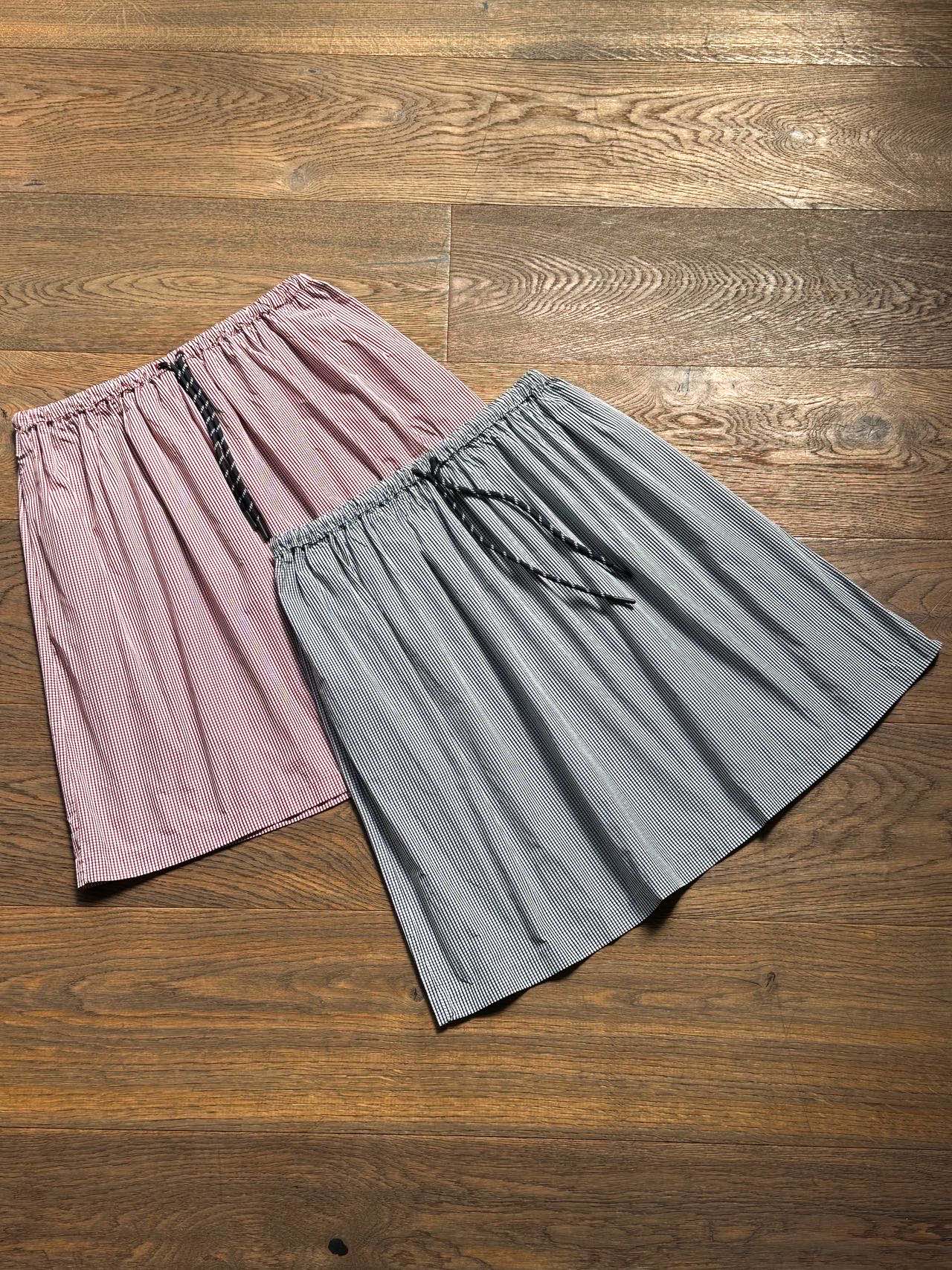NO:873442,Elastic waist drawstring fine plaid skirt (50052966XN-Q1-AD) Made of woven fabric made of pure cotton yarn, the fabric has good wrinkle resistance and durability, is comfortable and skin-friendly/delicate to the touch/the upper body is moisture-absorbent, breathable and non-sticky!  The fabrics are pre-shrunk before being cut for large quantities to prevent large-scale garments from shrinking. The plaid series has very high requirements for craftsmanship and tailoring, and all require custom weaving and dyeing + plaid alignment with a very high scrap rate, which of course also consumes a lot of fabric costs.  Miu-style five-point three-dimensional tailoring, custom-woven contrasting nylon braided drawstrings, and skirt pieces cut and spliced on a 45° bias to enhance the natural fluffiness from the hips to the hem. The woven structure with a 'three-dimensional bud' effect makes the skirt silhouette stable, does not touch the skin directly, and is more breathable!  Red grid/blue grid code size S/M/L, real ingredient cotton, washed ingredient cotton,,miumiu,skirts,19860909松紧腰抽绳细格短裙(50052966XN-Q1-AD) 采用纯棉纱线纺织的梭织面料,面料抗皱性与耐久度好,舒适亲肤/触感细腻/上身吸湿透气不粘腻！面料在剪裁大货之前先进行过一次预缩水的处理/防止大货成衣缩水 格子系列对工艺和剪裁的要求非常高全部需要定织定染+格子对位报废率极高,当然也非常费面料耗成本 Miu式五分立体剪裁,定织撞色尼龙编织抽绳,裙片以45°斜裁拼接,增强臀部至下摆的自然蓬松感,打造“立体花苞”效果梭织结构让裙身廓形稳定,不直接贴肤,更加透气！ 红格/蓝格码数S/M/L 真实成分棉 洗唛成分棉,,miumiu,skirts,,Women's clothing