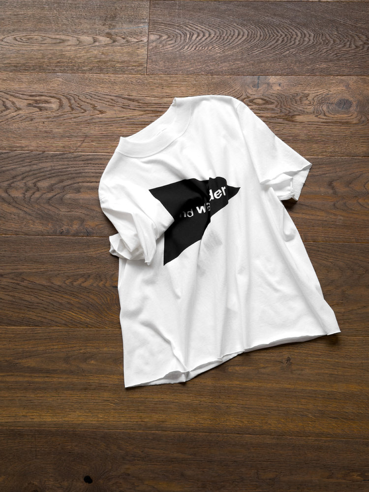 NO:873369,AW triangle printed short sleeves (J6044176XP-T2-WL) are made of high-grade long-staple cotton. The yarn is fine and tight, soft and not rough to the touch. The cotton material is very skin-friendly and has a slight drape. When paired with a loose silhouette, it can give you a casual and relaxed feeling. Wide neckline + double stitching, modified shoulder line to enhance the 'head-to-shoulder ratio'  The lazy and natural hemming process makes the hem more relaxed without rigid hemming. The front triangle printing is screen printed, and the printing and fabric are completely penetrated, making it light and thin without feeling heavy!  White size S/M/L real cotton, T-shirt,19860909AW三角印花短袖(J6044176XP-T2-WL) 甄选高品级长绒棉,纱线细腻紧实,触感软滑不粗糙,亲肤度拉满棉料自带轻微垂坠感,搭配宽松廓形,反而能穿出随性的松弛感. 宽领口＋双车线,修饰肩线更显“头肩比” 慵懒自然卷边工艺,不生硬锁边更显松弛 正面三角印花采用丝网印刷,印花跟面料完全渗透,轻薄无厚重感！ 白色码数S/M/L 真实成分棉,,T-shirt,,Women's clothing