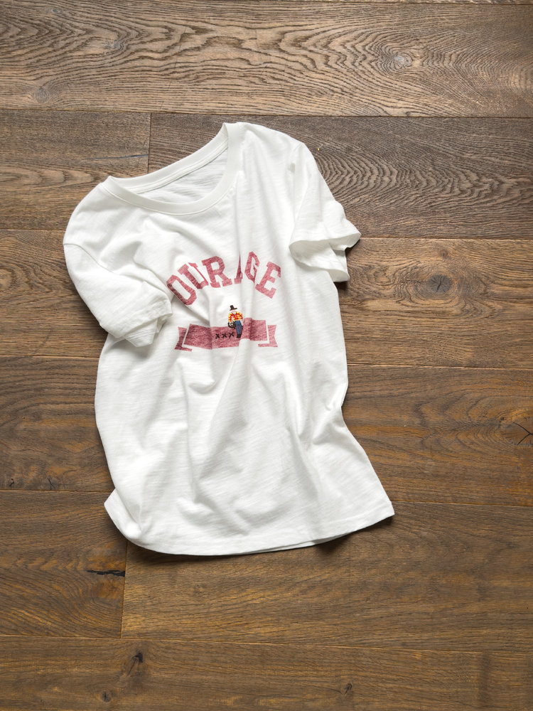 NO:873347,Letter Cartoon Character Short Sleeves (Z6034123XN-T2-AD) The fabric is made of slub cotton. This fabric is born with a 'wild' texture. The yarn has regular thickness changes during the spinning process, creating a bamboo-like concave and convex effect on the surface of the fabric. It is dry and has a slightly grainy touch, and the upper body has a 'breathing' cool feeling. The pattern adopts a fitted shoulder cut.  The chest pattern uses imported water slurry printing, and the pigment penetrates into the cotton fiber, showing a retro and faded texture with extremely high color fastness/not easy to crack and fall off after long-term washing. The classic ribbed round neck has smooth and tight stitching~ Off-white size S/M/L, real ingredients cotton,, T-shirt,19860909字母卡通人物短袖(Z6034123XN-T2-AD) 面料采用了竹节棉 这种面料天生自带一种“野生”的肌理感 纱线在纺纱过程中有规律的粗细变化,造就了面料表面类似竹节的凹凸效果干爽且带有微微的颗粒触感,上身有种“会呼吸”的凉感 版型上采用了合体正肩剪裁 胸前图案采用了进口水浆印花,颜料渗入棉纤维内部,呈现出复古做旧的褪色质感且色牢度极高/久洗不易开裂脱落,经典罗纹圆领车线平整严密～ 米白码数S/M/L 真实成分棉,,T-shirt,,Women's clothing