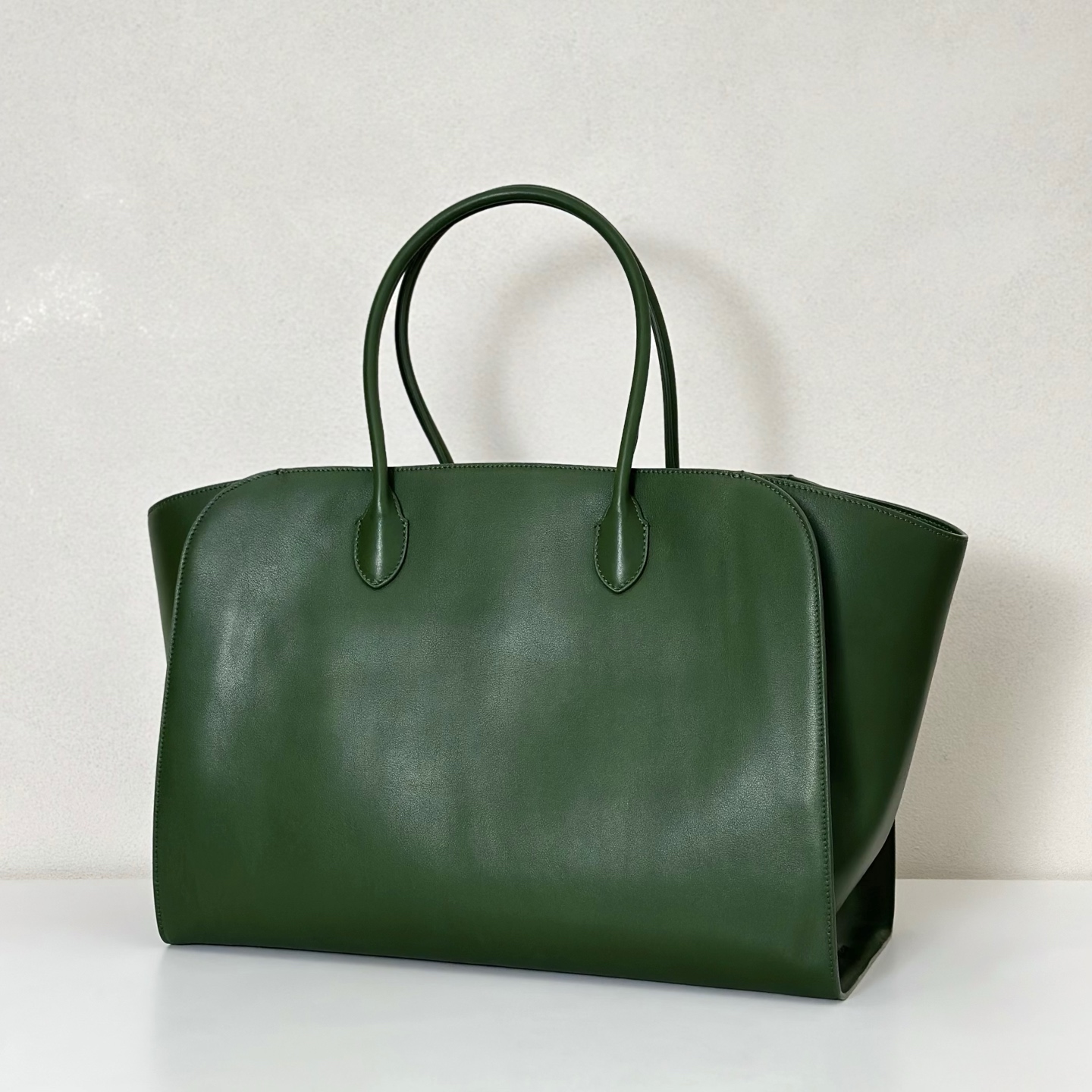NO:602580,Original leather Marlo tote bag, green plain pattern (w1773) Dimensions: length 43cmX width 16cmX height 30.5cm Large capacity lightweight three-dimensional tote bag, simple and not ostentatious!  The bag surface is made of polished saddle leather, which is soft to the touch!  Comes with tubular handles and narrow-angle side tabs., new style, totes19860909原厂皮 Marlo 托特包 绿平纹（w1773） 尺寸:长43cmX宽16cmX高30.5cm 大容量轻便立体托特包,简约而不张扬！包面采用抛光马鞍皮材质,触感柔软极佳！配有管状提手和窄角侧接片.,新款,totes,Bag