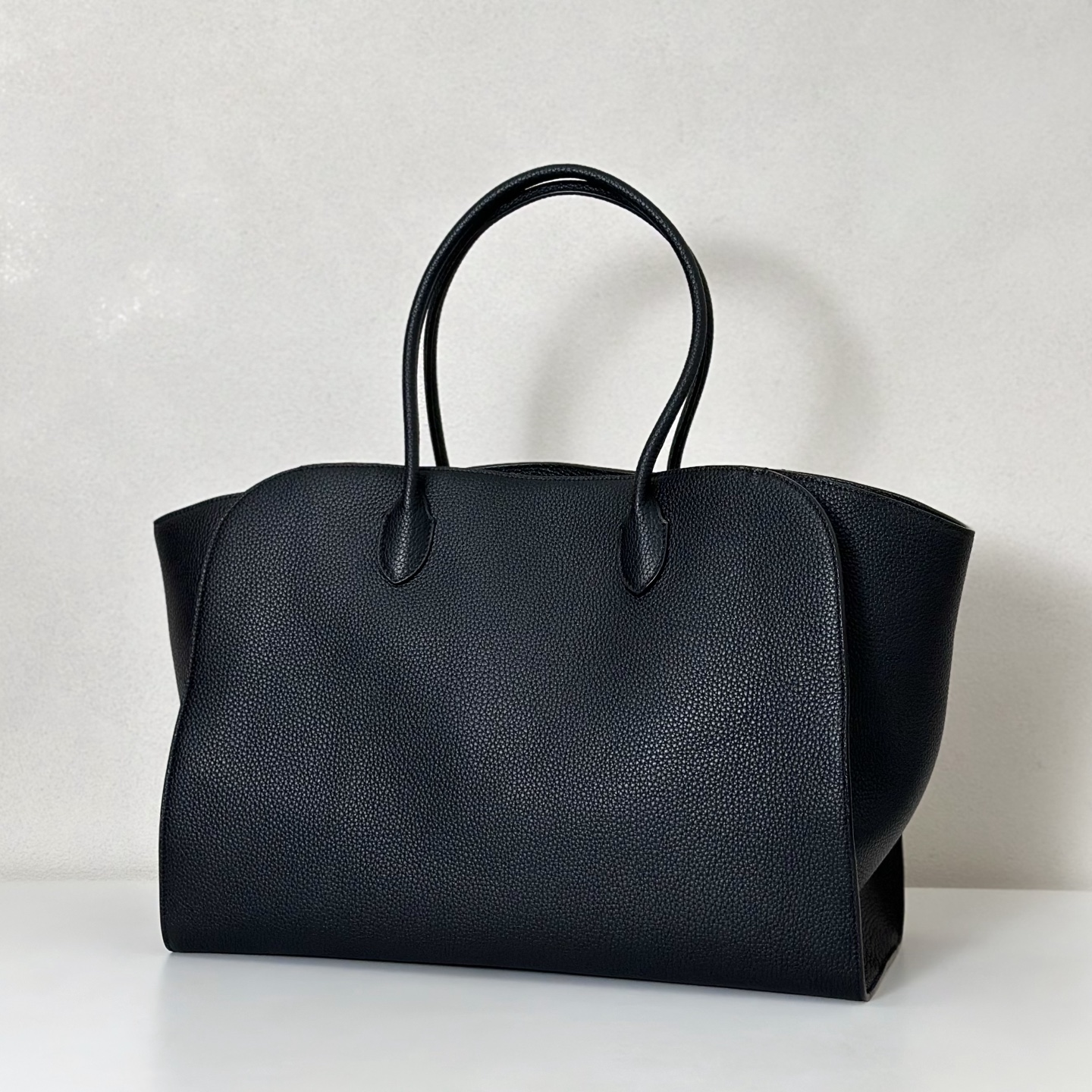 NO:602585,Original leather Marlo tote bag, black lychee pattern (w1773) Dimensions: length 43cmX width 16cmX height 30.5cm Large capacity lightweight three-dimensional tote bag, simple and not ostentatious!  The bag surface is made of polished saddle leather, which is soft to the touch!  Comes with tubular handles and narrow-angle side tabs., new style, totes19860909原厂皮 Marlo 托特包 黑色荔枝纹（w1773） 尺寸:长43cmX宽16cmX高30.5cm 大容量轻便立体托特包,简约而不张扬！包面采用抛光马鞍皮材质,触感柔软极佳！配有管状提手和窄角侧接片.,新款,totes,Bag