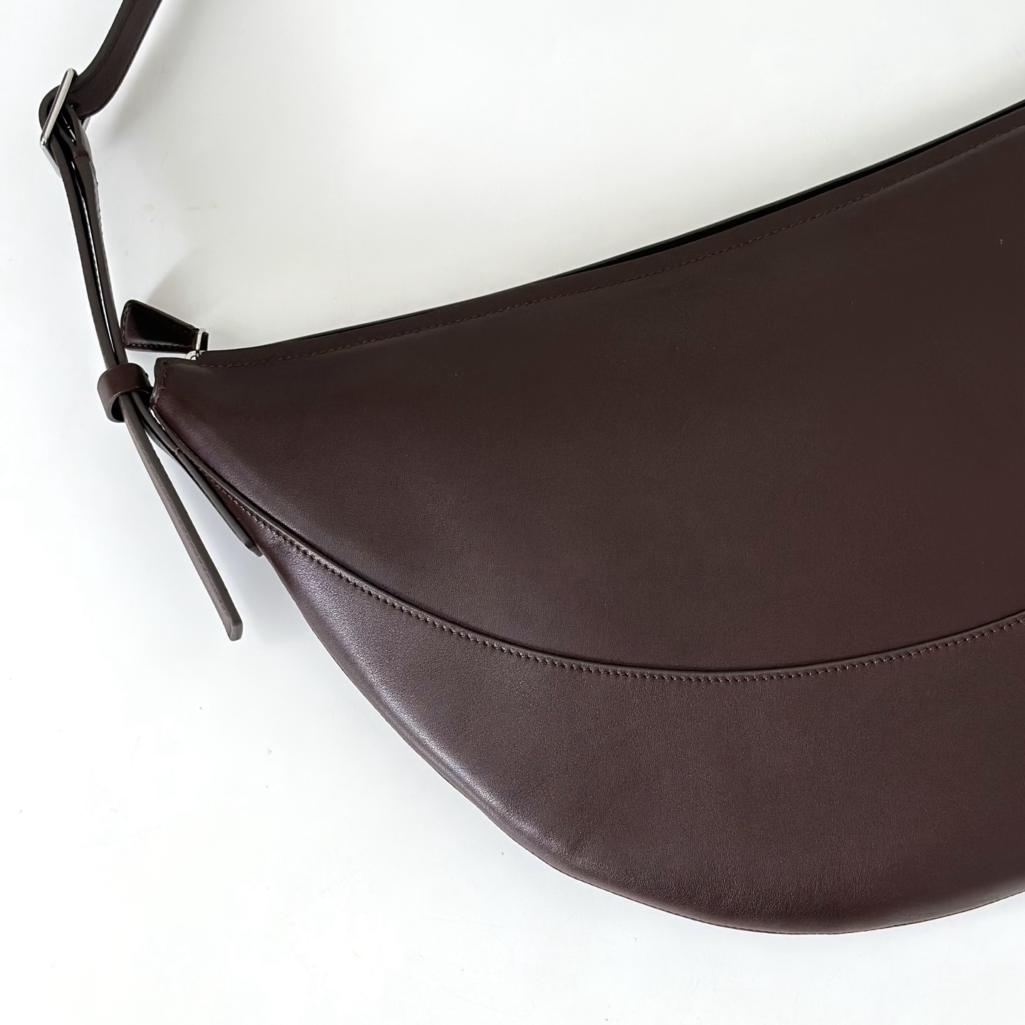 p1090。Jouve Bag 咖啡平纹（w1772）

尺寸:长45.5cmX宽3cmX高24.5cm

新月形斜挎包，包面采用光滑轻质纳帕皮革制成，内里羊皮，触感柔软极佳！配有拉链开合和带金属扣的可调节肩带。