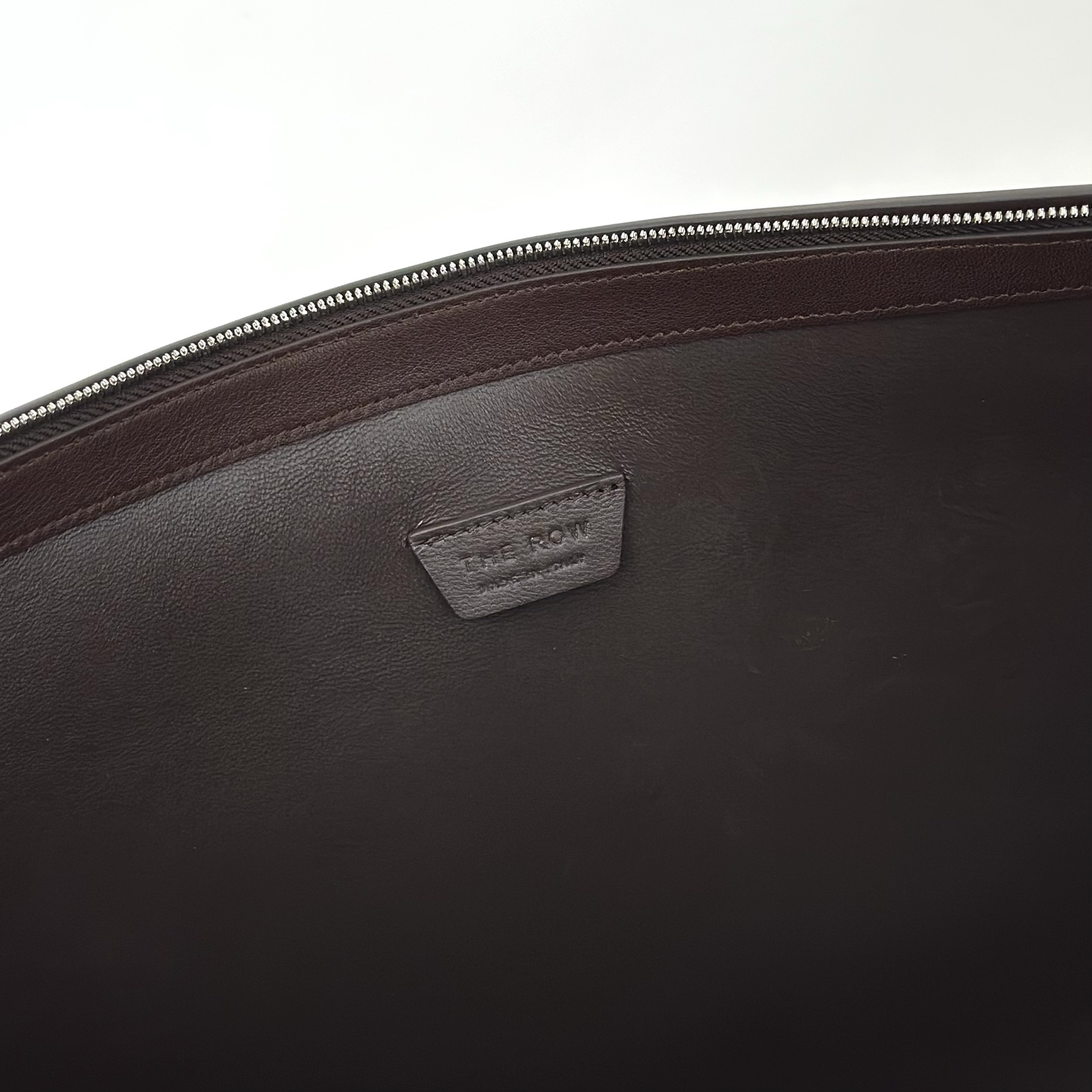 p1090。Jouve Bag 咖啡平纹（w1772）

尺寸:长45.5cmX宽3cmX高24.5cm

新月形斜挎包，包面采用光滑轻质纳帕皮革制成，内里羊皮，触感柔软极佳！配有拉链开合和带金属扣的可调节肩带。