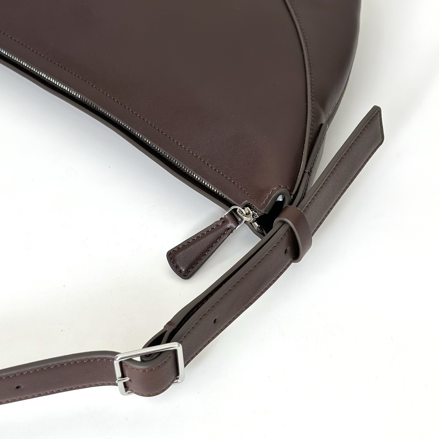p1090。Jouve Bag 咖啡平纹（w1772）

尺寸:长45.5cmX宽3cmX高24.5cm

新月形斜挎包，包面采用光滑轻质纳帕皮革制成，内里羊皮，触感柔软极佳！配有拉链开合和带金属扣的可调节肩带。