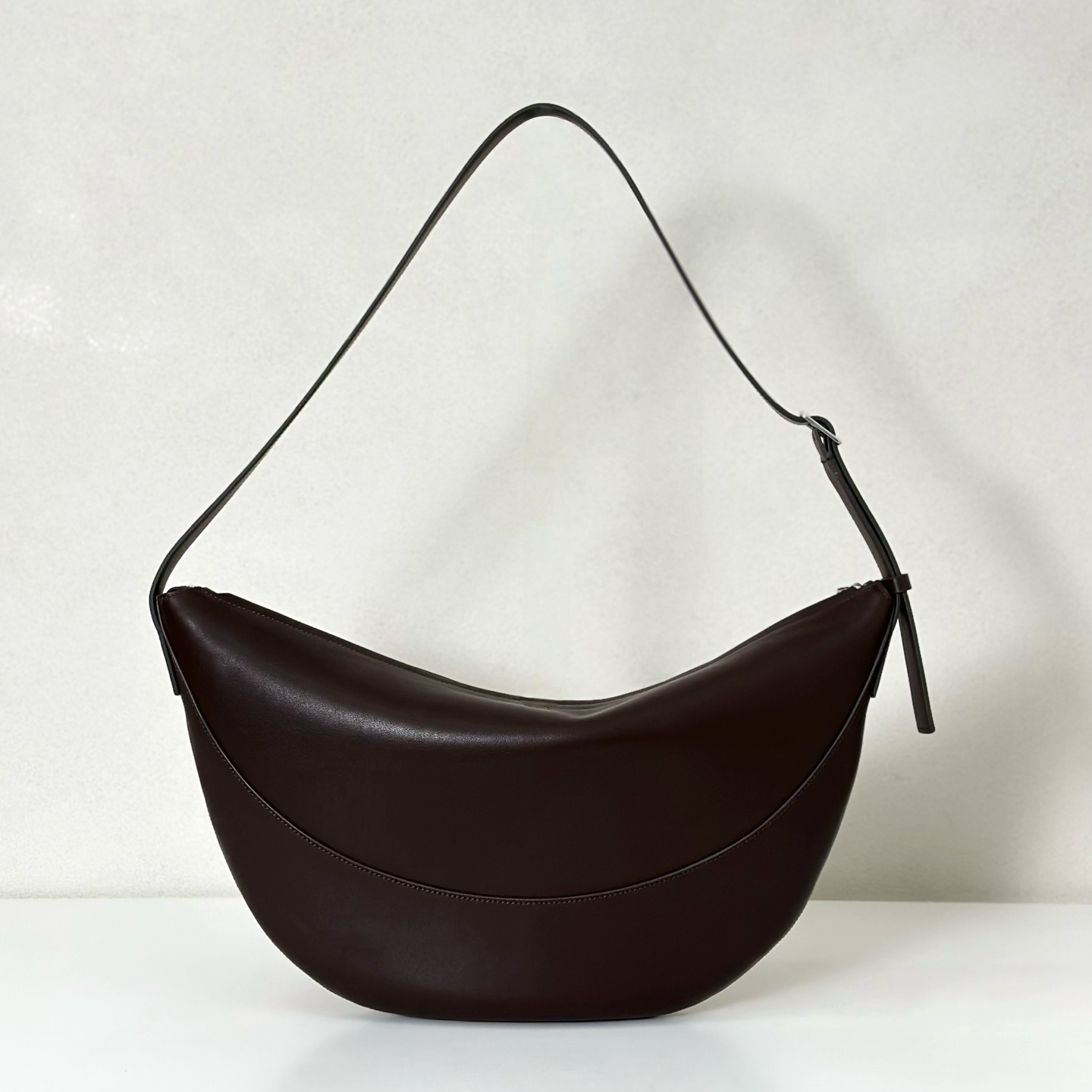 p1090。Jouve Bag 咖啡平纹（w1772）

尺寸:长45.5cmX宽3cmX高24.5cm

新月形斜挎包，包面采用光滑轻质纳帕皮革制成，内里羊皮，触感柔软极佳！配有拉链开合和带金属扣的可调节肩带。