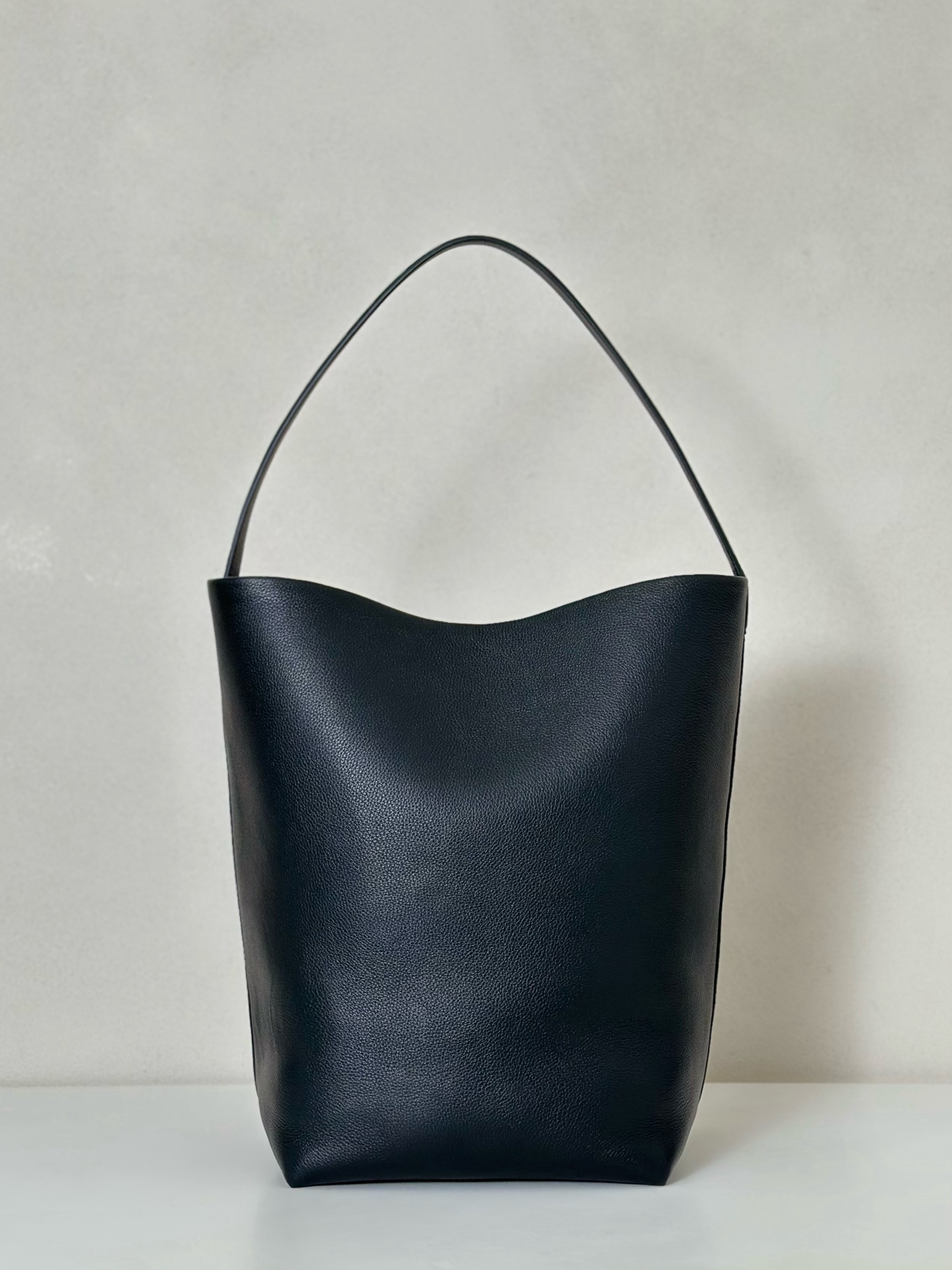p890。Large N/S Park Tote 大号桶包（w1273）

颜色:黑色/(杏内里)

尺寸:长38cmX宽20cmX高43cm

大容量轻便手提包，简约而不张扬！包面采用粒面小牛皮材质，触感柔软极佳。
