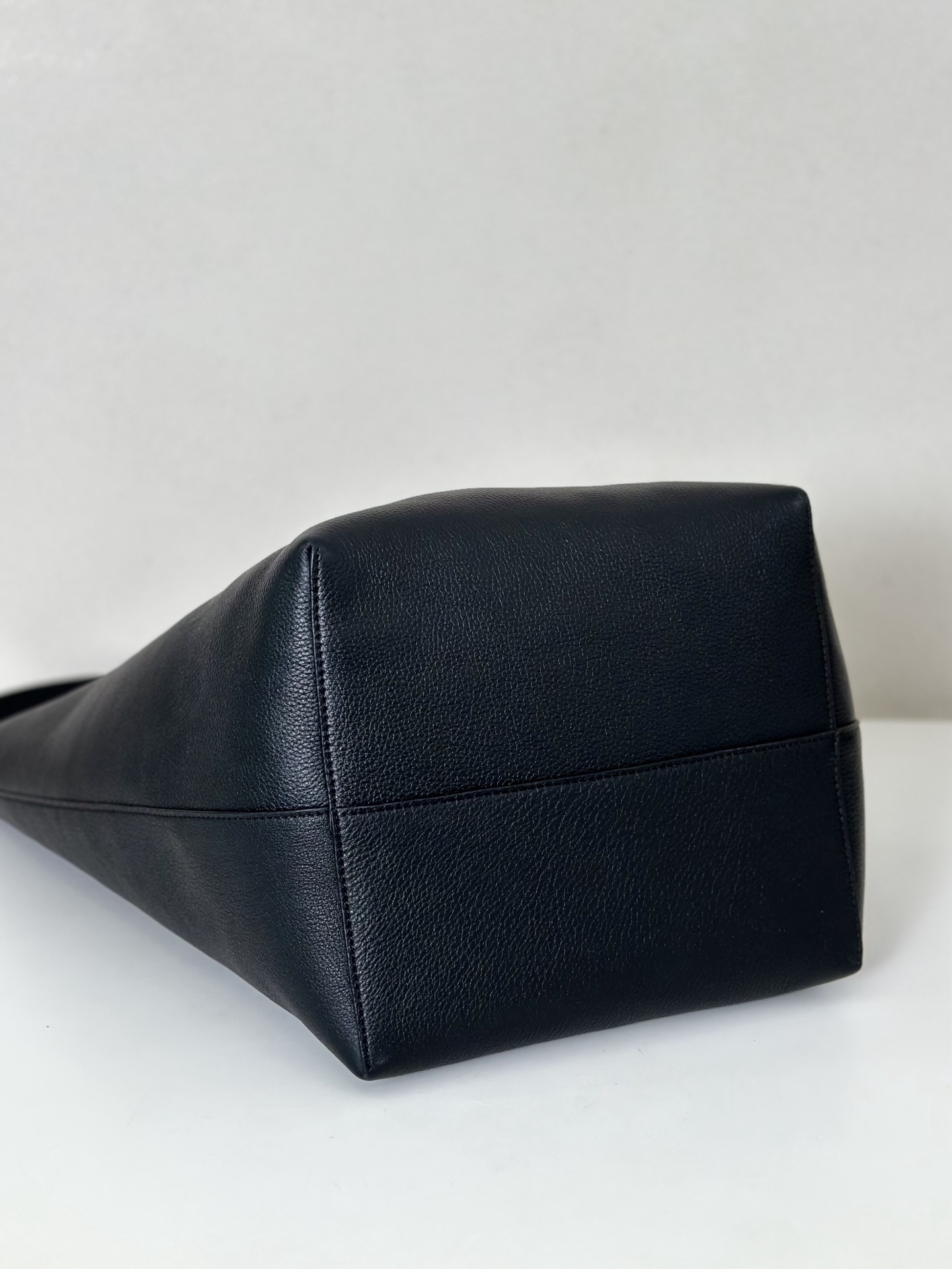 p890。Large N/S Park Tote 大号桶包（w1273）

颜色:黑色/(杏内里)

尺寸:长38cmX宽20cmX高43cm

大容量轻便手提包，简约而不张扬！包面采用粒面小牛皮材质，触感柔软极佳。