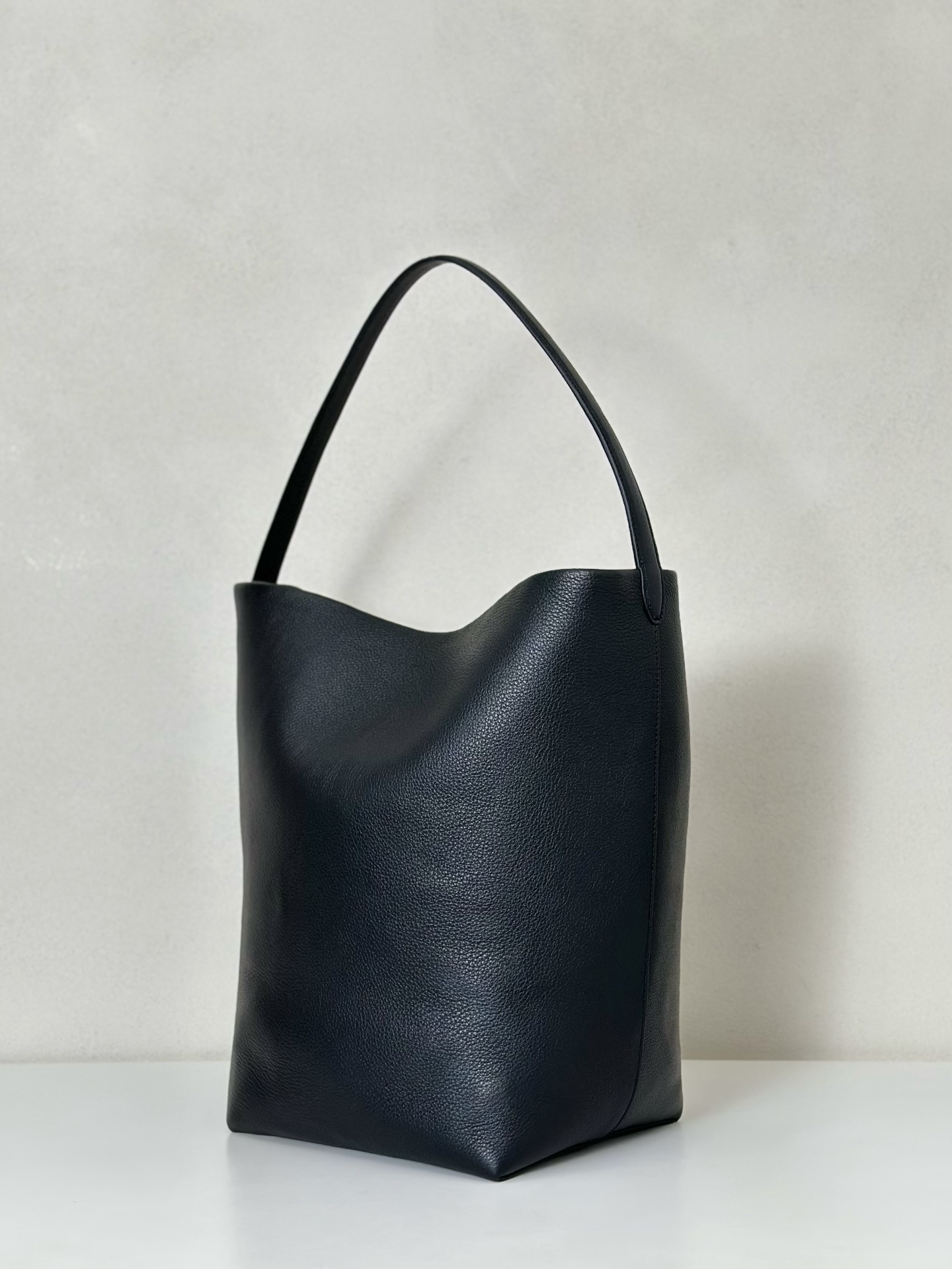 p890。Large N/S Park Tote 大号桶包（w1273）

颜色:黑色/(杏内里)

尺寸:长38cmX宽20cmX高43cm

大容量轻便手提包，简约而不张扬！包面采用粒面小牛皮材质，触感柔软极佳。