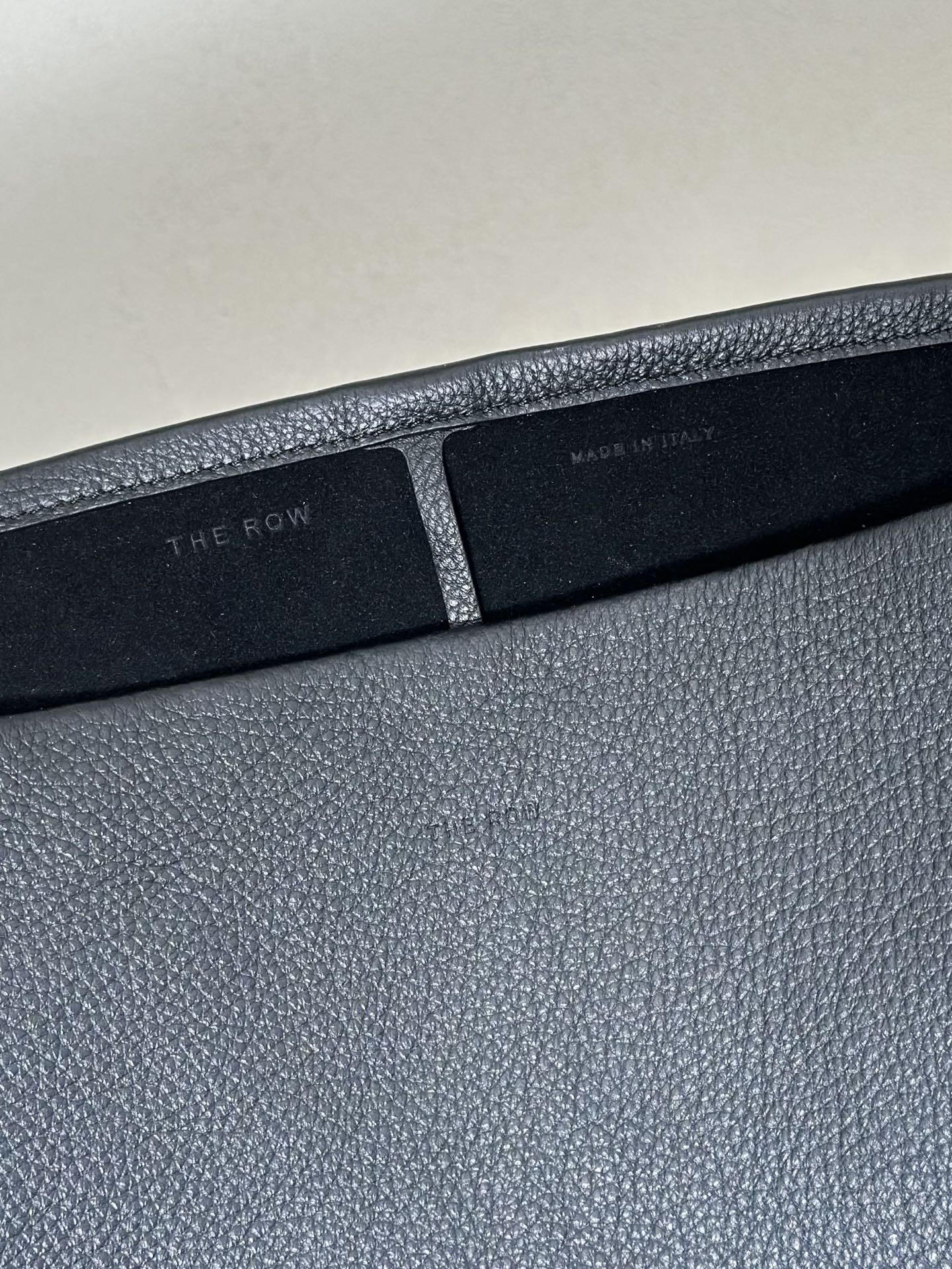 p890。Large N/S Park Tote 大号桶包（w1273）

颜色:黑色/(黑内里)

尺寸:长38cmX宽20cmX高43cm

大容量轻便手提包，简约而不张扬！包面采用粒面小牛皮材质，触感柔软极佳。