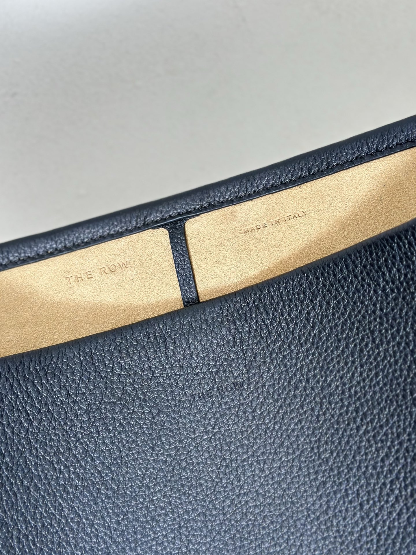 p890。Large N/S Park Tote 大号桶包（w1273）

颜色:黑色/(杏内里)

尺寸:长38cmX宽20cmX高43cm

大容量轻便手提包，简约而不张扬！包面采用粒面小牛皮材质，触感柔软极佳。