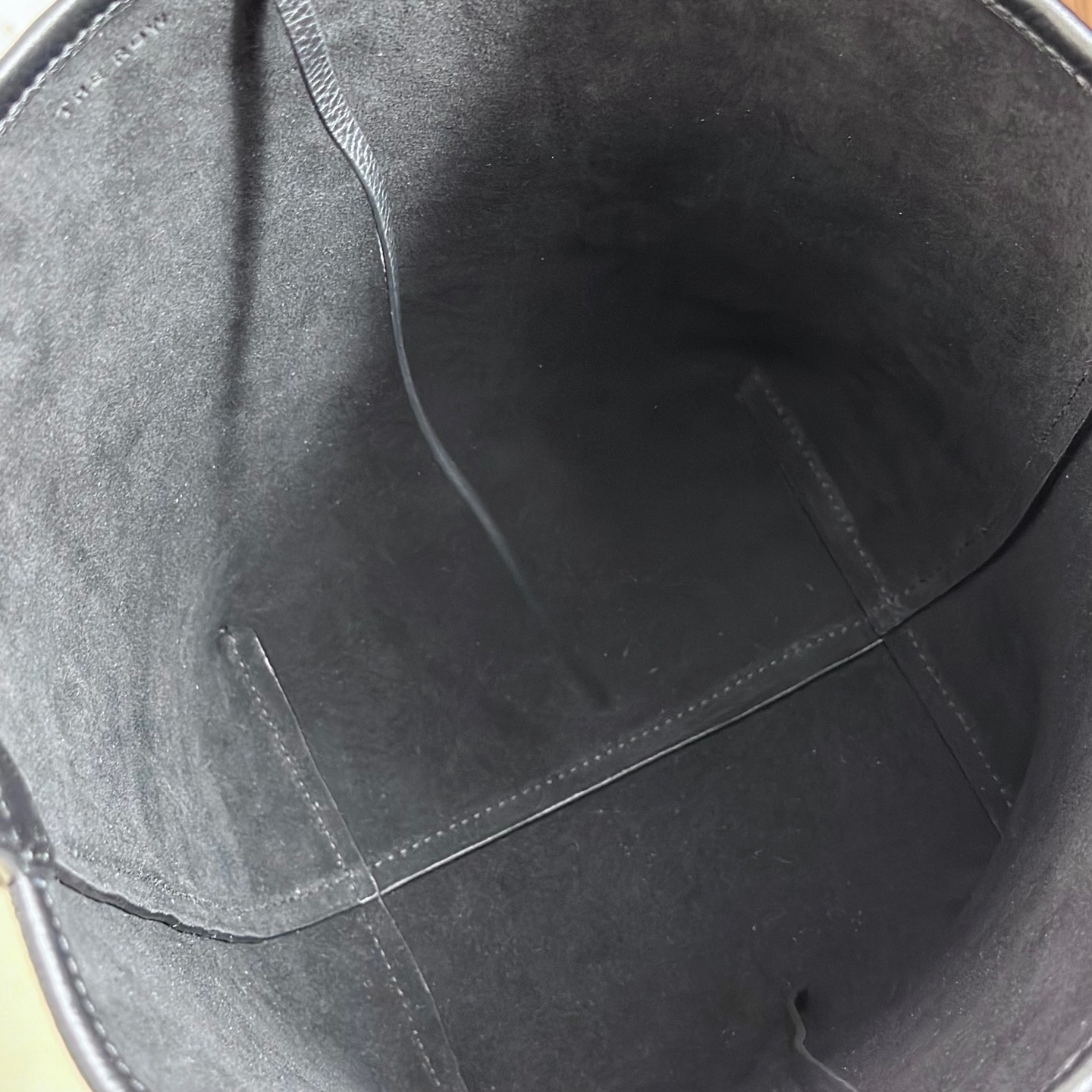 p730。Medium N/S Park Tote 中号桶包（w1313）

颜色:黑色/（黑内里）

尺寸:长27cmX宽15cmX高33cm

大容量轻便手提包，简约而不张扬！包面采用粒面小牛皮材质，触感柔软极佳。