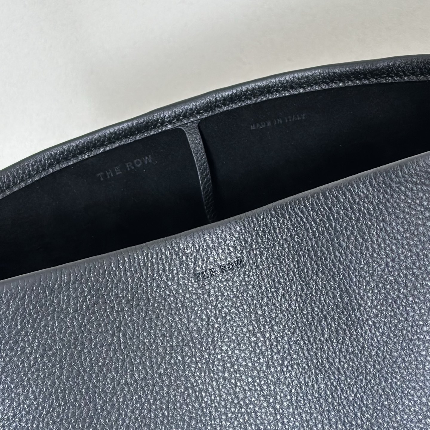 p730。Medium N/S Park Tote 中号桶包（w1313）

颜色:黑色/（黑内里）

尺寸:长27cmX宽15cmX高33cm

大容量轻便手提包，简约而不张扬！包面采用粒面小牛皮材质，触感柔软极佳。