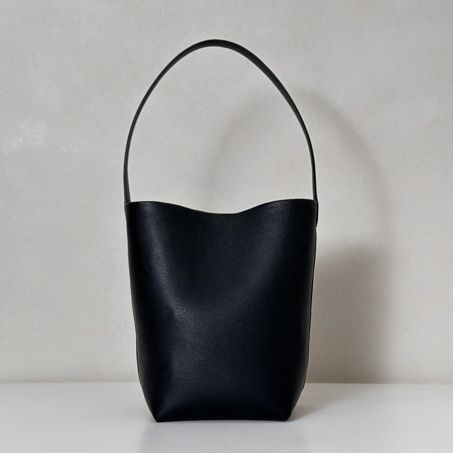 p730。Medium N/S Park Tote 中号桶包（w1313）

颜色:黑色/(杏内里)

尺寸:长27cmX宽15cmX高33cm

大容量轻便手提包，简约而不张扬！包面采用粒面小牛皮材质，触感柔软极佳。