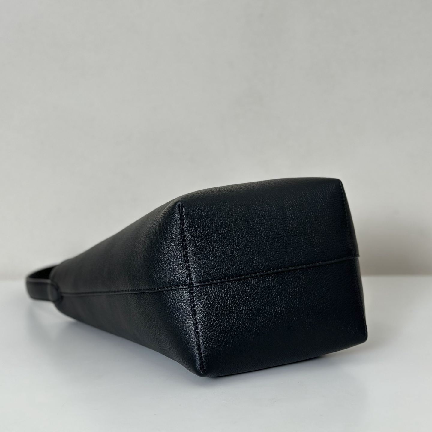 p730。Medium N/S Park Tote 中号桶包（w1313）

颜色:黑色/(杏内里)

尺寸:长27cmX宽15cmX高33cm

大容量轻便手提包，简约而不张扬！包面采用粒面小牛皮材质，触感柔软极佳。