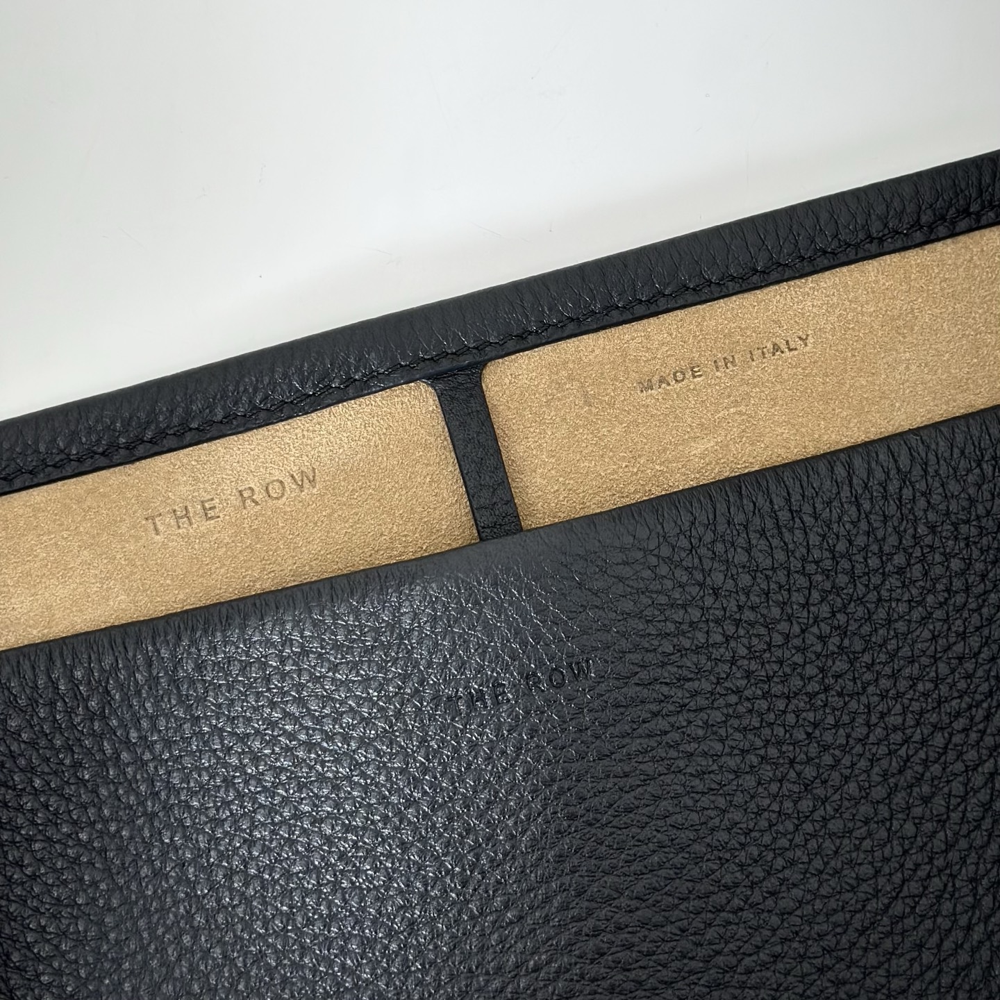 p730。Medium N/S Park Tote 中号桶包（w1313）

颜色:黑色/(杏内里)

尺寸:长27cmX宽15cmX高33cm

大容量轻便手提包，简约而不张扬！包面采用粒面小牛皮材质，触感柔软极佳。