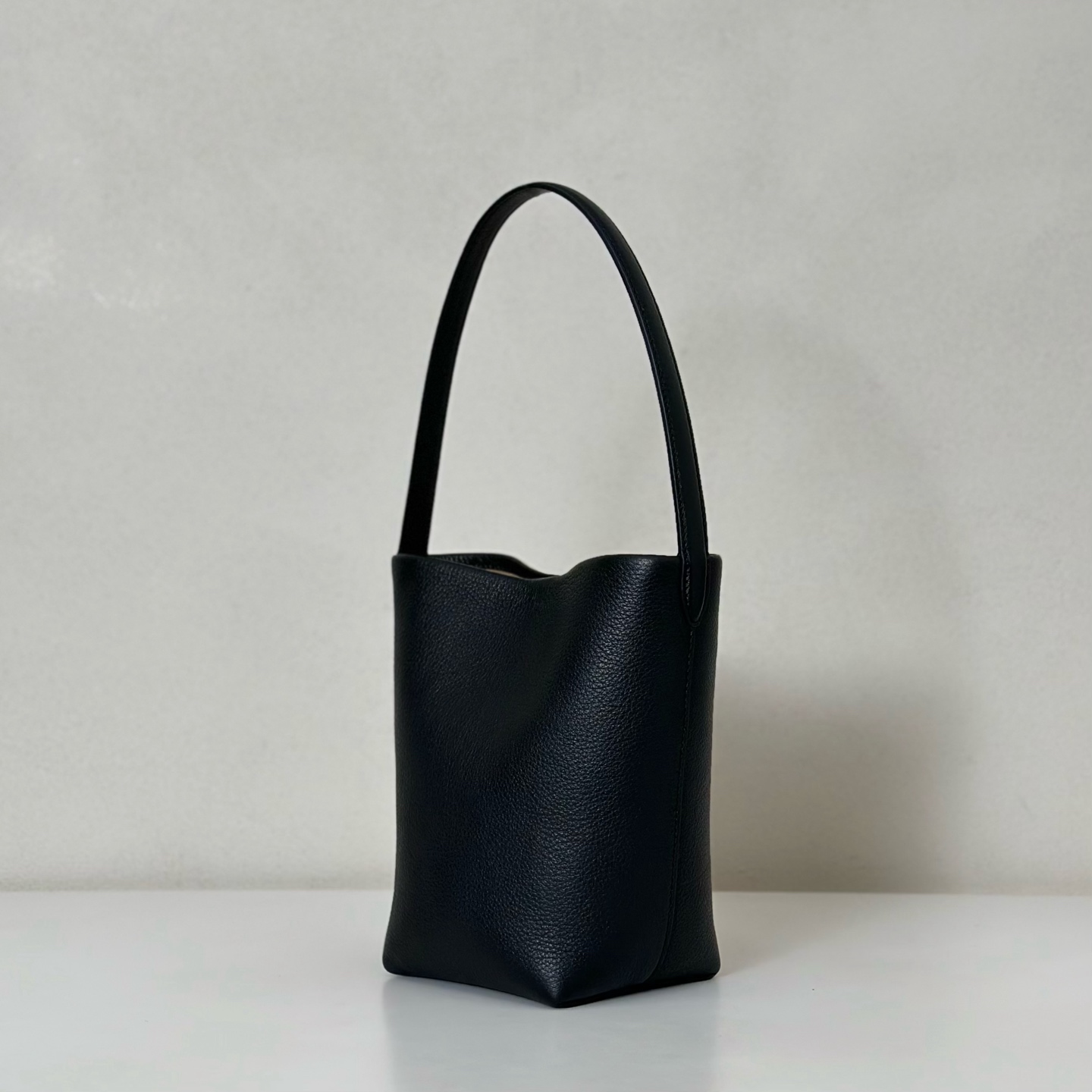 p600。Small N/S Park Tote 小号桶包（w1314）

颜色:黑色/（黑内里)

尺寸:长22cmX宽12cmX高25cm

大容量轻便手提包，简约而不张扬！包面采用粒面小牛皮材质，触感柔软极佳。