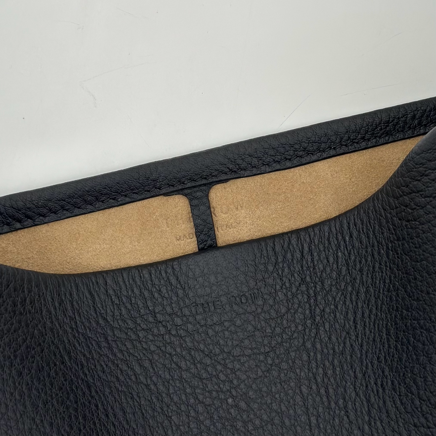 p600。Small N/S Park Tote 小号桶包（w1314）

颜色:黑色/(杏内里)

尺寸:长22cmX宽12cmX高25cm

大容量轻便手提包，简约而不张扬！包面采用粒面小牛皮材质，触感柔软极佳。
