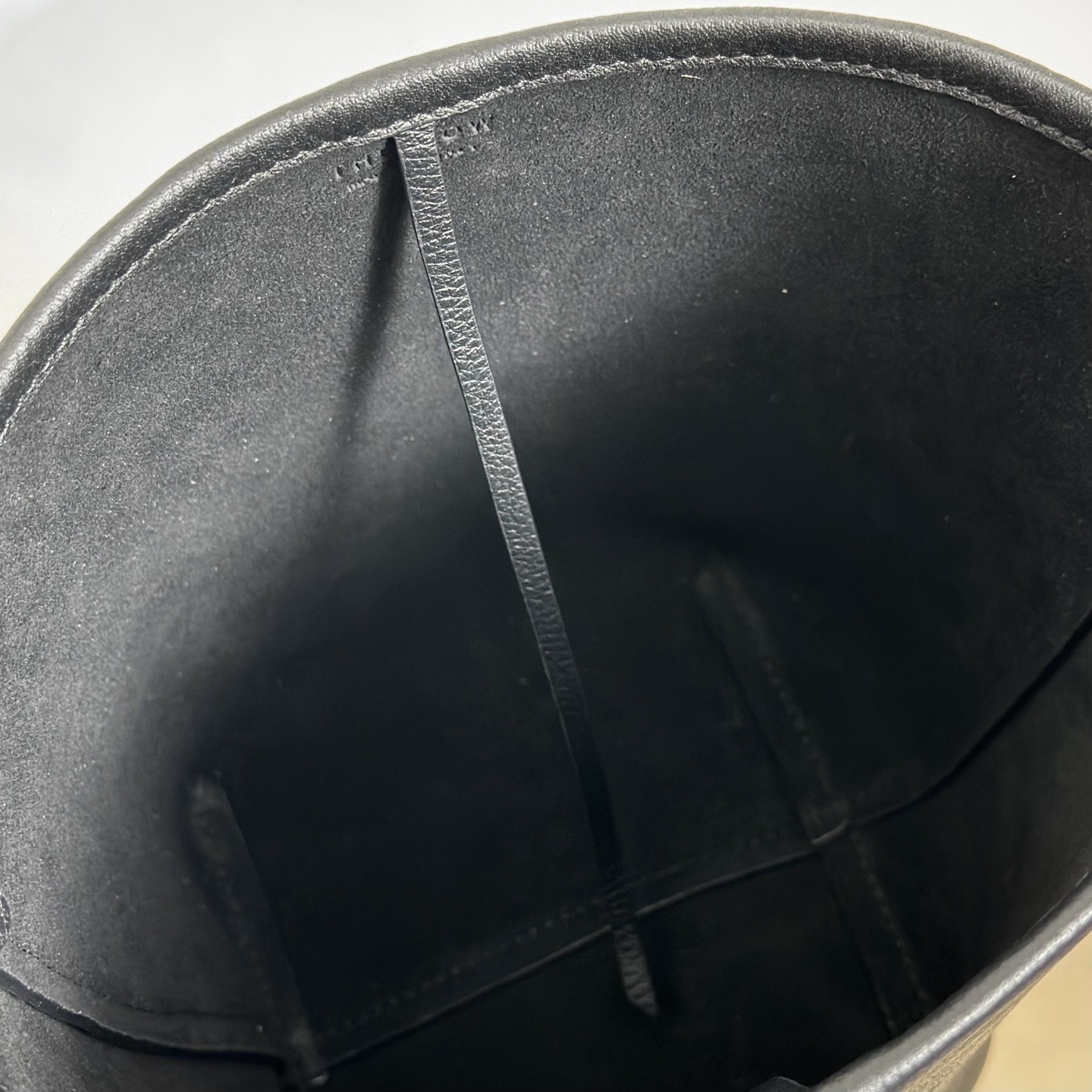 p600。Small N/S Park Tote 小号桶包（w1314）

颜色:黑色/（黑内里)

尺寸:长22cmX宽12cmX高25cm

大容量轻便手提包，简约而不张扬！包面采用粒面小牛皮材质，触感柔软极佳。