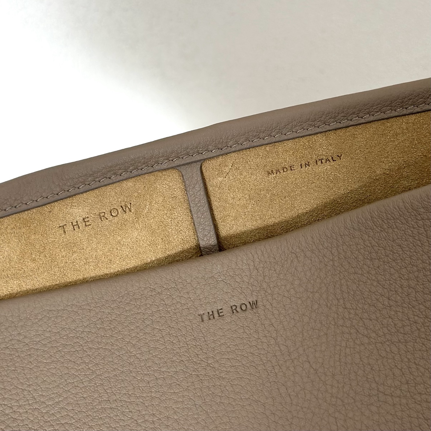 p730。Medium N/S Park Tote 中号桶包（w1313）

颜色:奶茶色

尺寸:长27cmX宽15cmX高33cm

大容量轻便手提包，简约而不张扬！包面采用粒面小牛皮材质，触感柔软极佳。