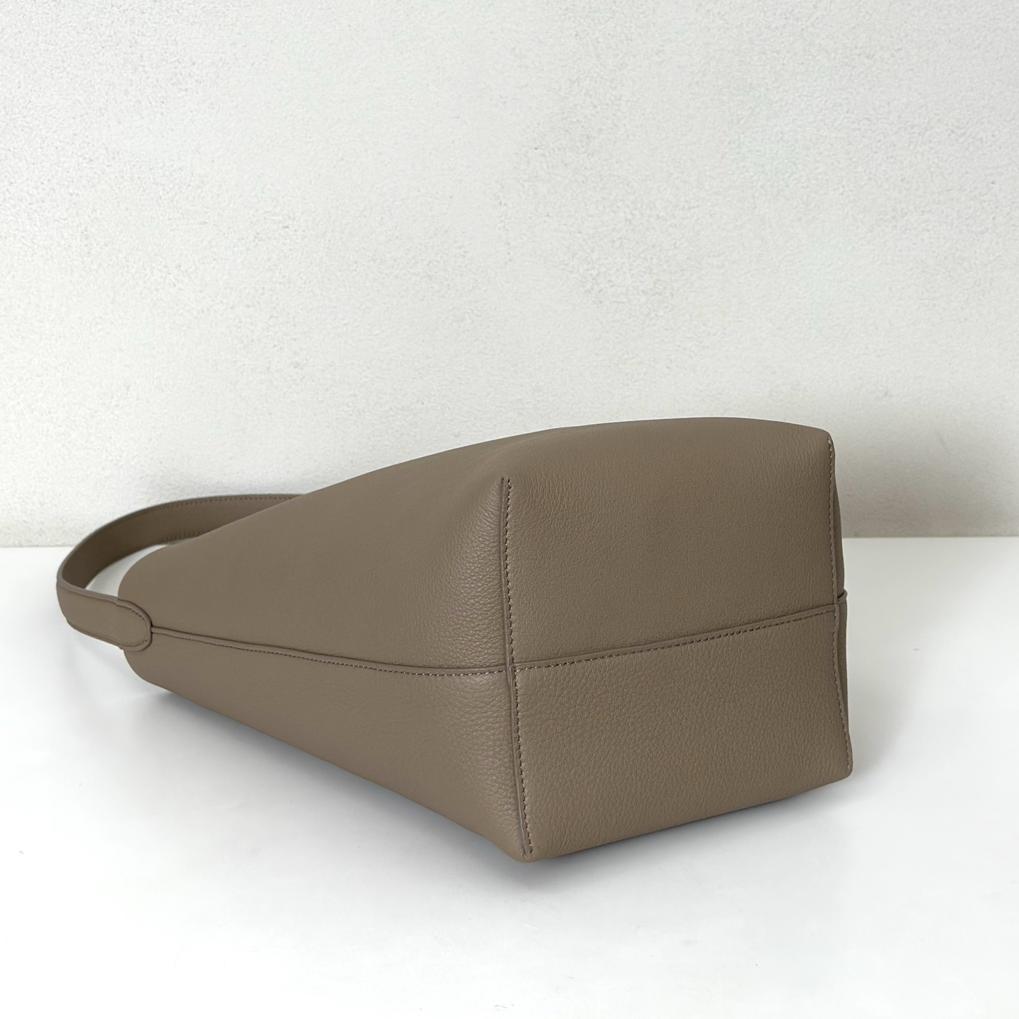 p730。Medium N/S Park Tote 中号桶包（w1313）

颜色:奶茶色

尺寸:长27cmX宽15cmX高33cm

大容量轻便手提包，简约而不张扬！包面采用粒面小牛皮材质，触感柔软极佳。