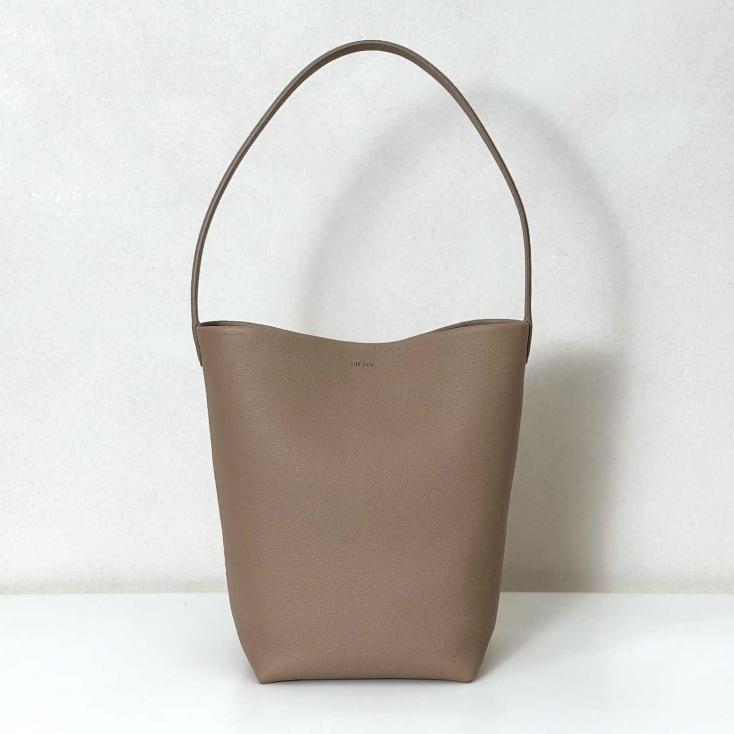 p730。Medium N/S Park Tote 中号桶包（w1313）

颜色:奶茶色

尺寸:长27cmX宽15cmX高33cm

大容量轻便手提包，简约而不张扬！包面采用粒面小牛皮材质，触感柔软极佳。