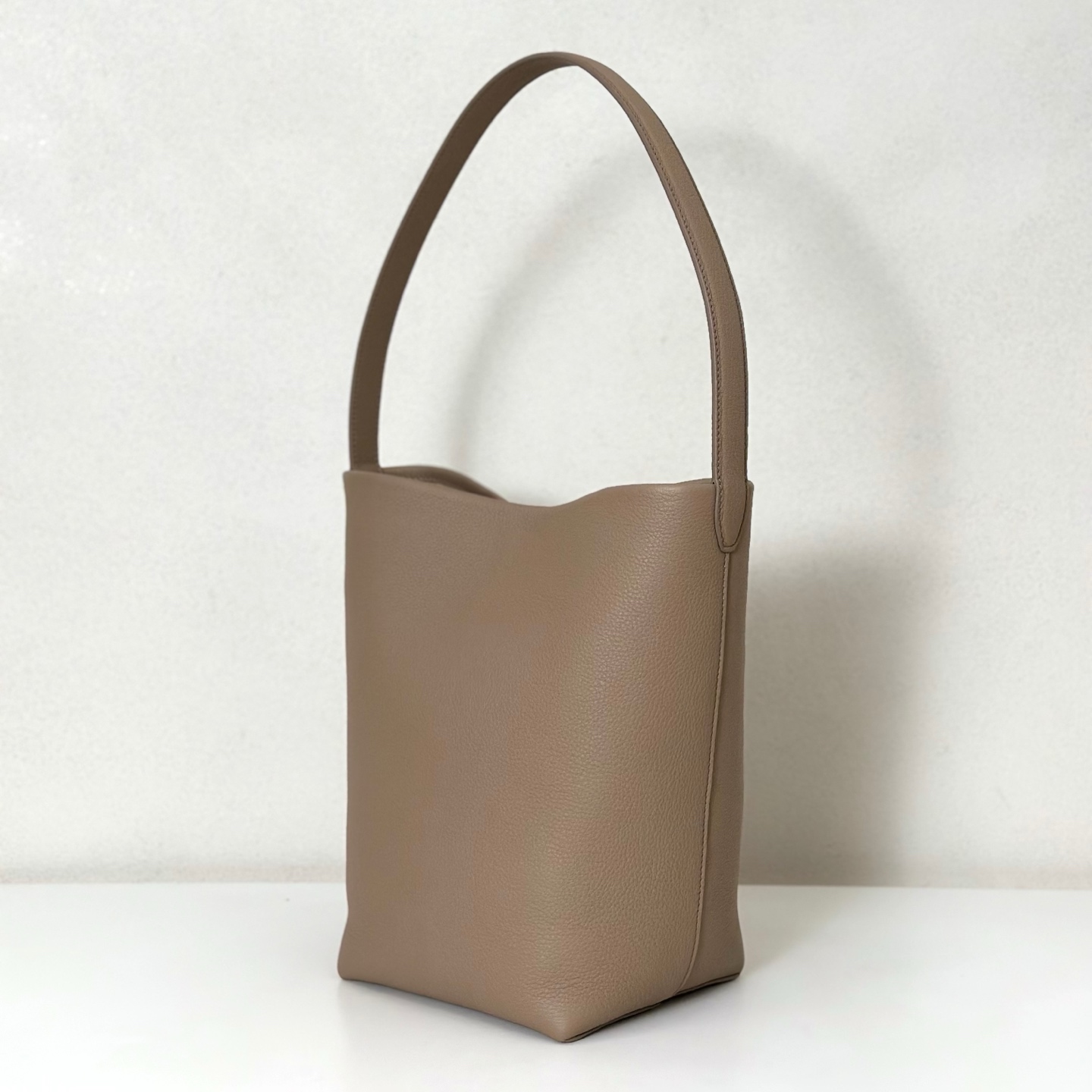 p730。Medium N/S Park Tote 中号桶包（w1313）

颜色:奶茶色

尺寸:长27cmX宽15cmX高33cm

大容量轻便手提包，简约而不张扬！包面采用粒面小牛皮材质，触感柔软极佳。