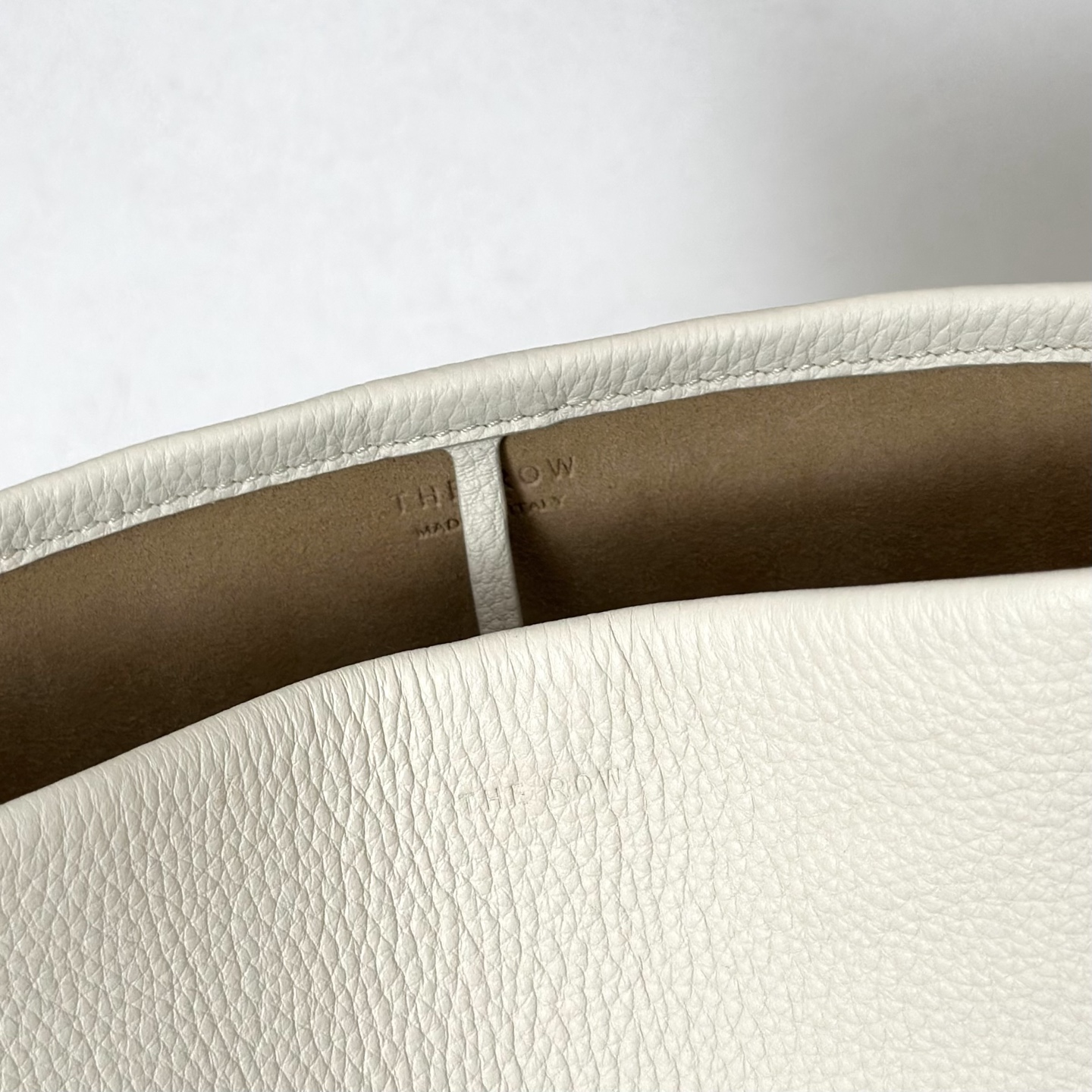 p600。Small N/S Park Tote 小号桶包（w1314）

颜色:象牙白

尺寸:长22cmX宽12cmX高25cm

大容量轻便手提包，简约而不张扬！包面采用粒面小牛皮材质，触感柔软极佳。