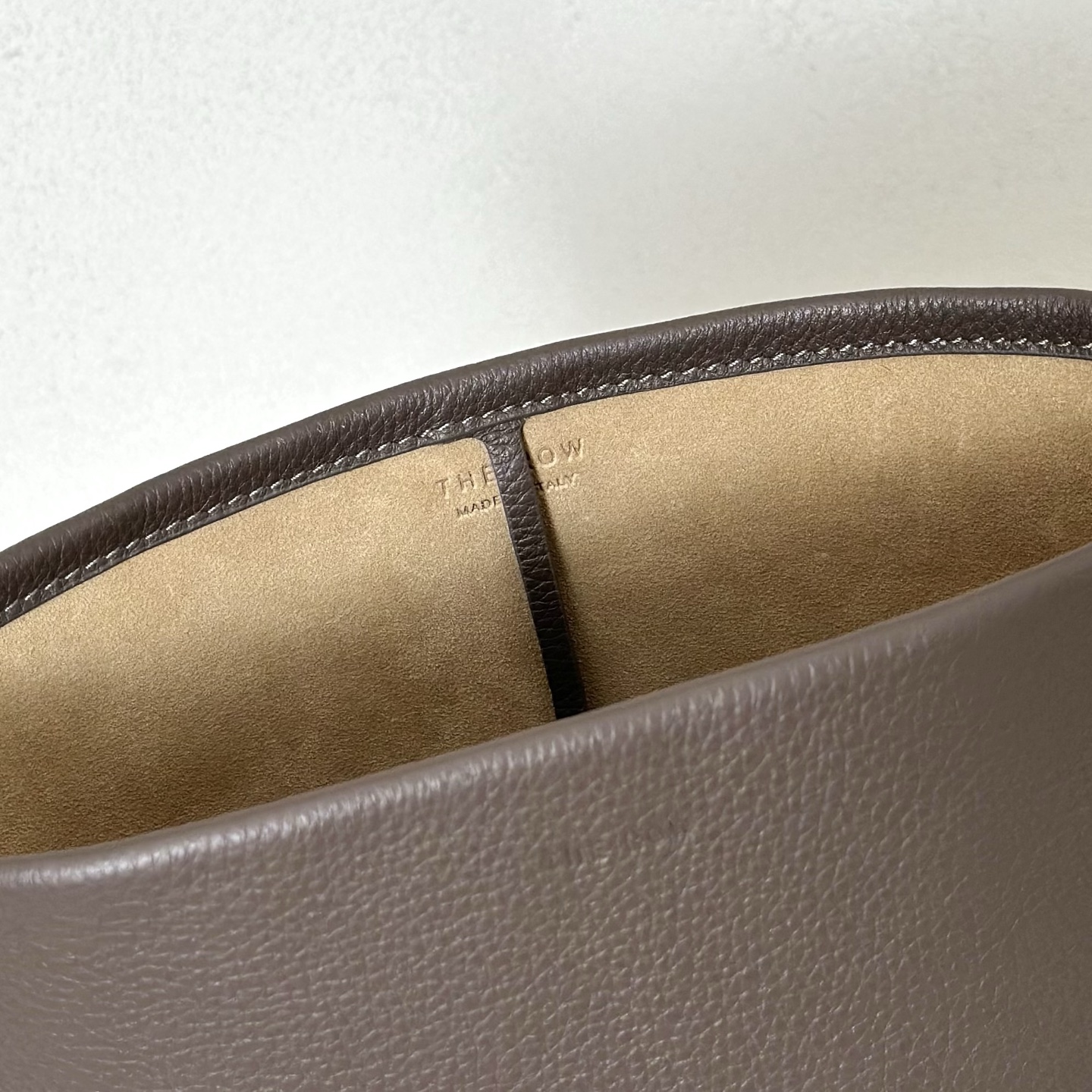 p600。Small N/S Park Tote 小号桶包（w1314）

颜色:大象灰

尺寸:长22cmX宽12cmX高25cm

大容量轻便手提包，简约而不张扬！包面采用粒面小牛皮材质，触感柔软极佳。