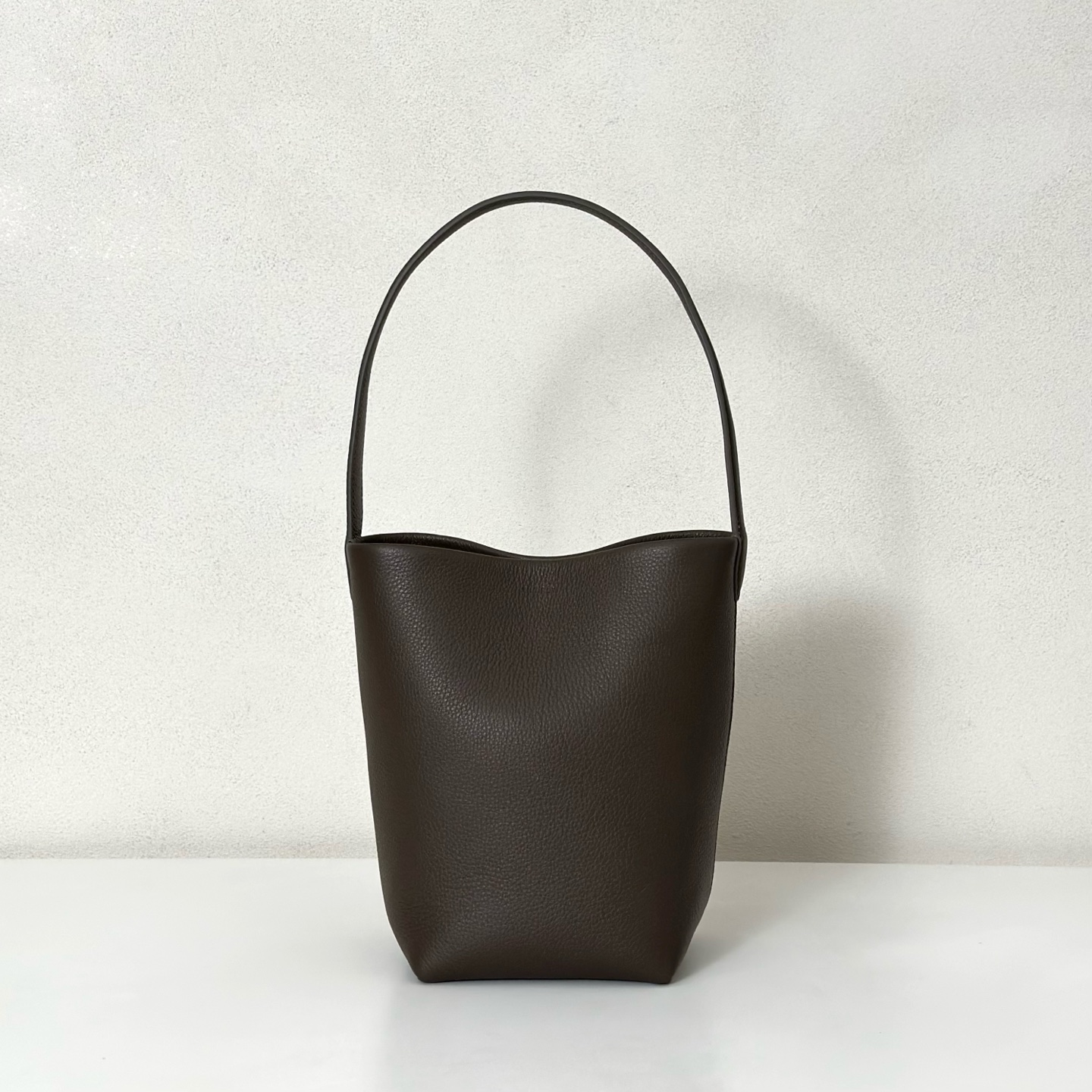 p600。Small N/S Park Tote 小号桶包（w1314）

颜色:大象灰

尺寸:长22cmX宽12cmX高25cm

大容量轻便手提包，简约而不张扬！包面采用粒面小牛皮材质，触感柔软极佳。