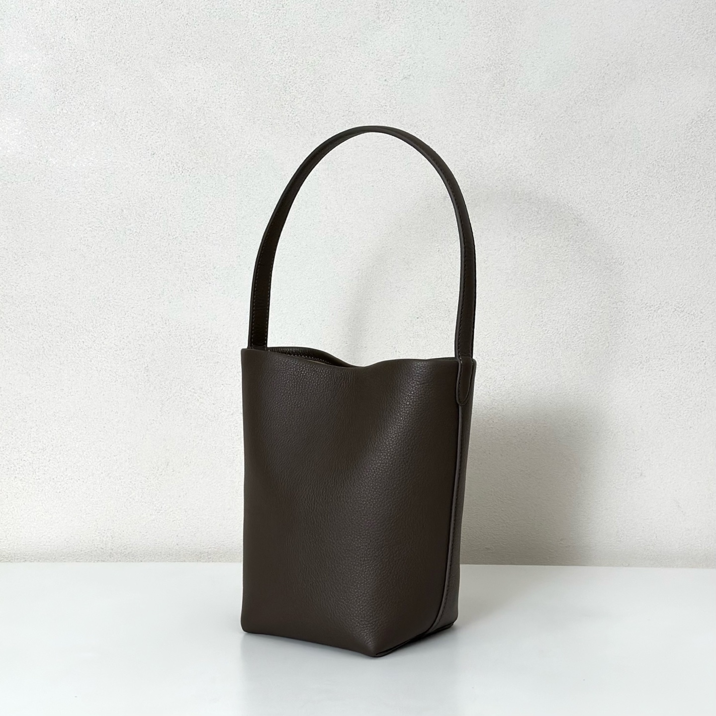 p600。Small N/S Park Tote 小号桶包（w1314）

颜色:大象灰

尺寸:长22cmX宽12cmX高25cm

大容量轻便手提包，简约而不张扬！包面采用粒面小牛皮材质，触感柔软极佳。