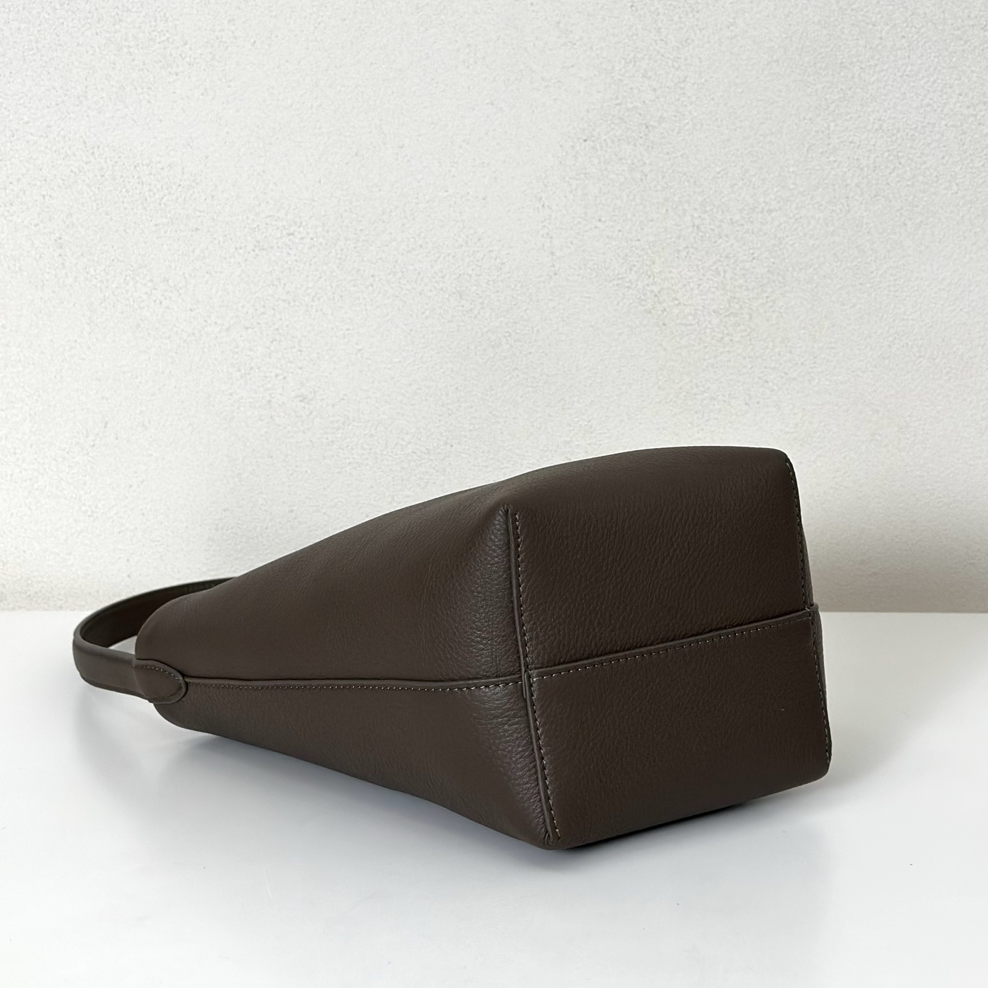 p600。Small N/S Park Tote 小号桶包（w1314）

颜色:大象灰

尺寸:长22cmX宽12cmX高25cm

大容量轻便手提包，简约而不张扬！包面采用粒面小牛皮材质，触感柔软极佳。