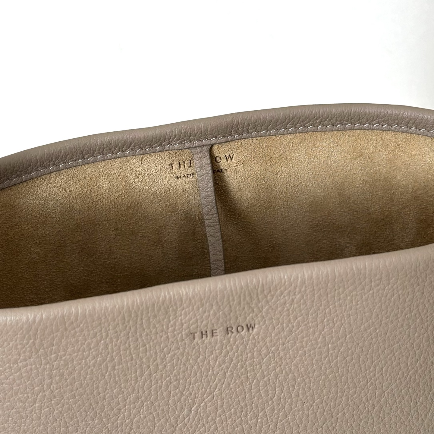p600。Small N/S Park Tote 小号桶包（w1314）

颜色:奶茶色

尺寸:长22cmX宽12cmX高25cm

大容量轻便手提包，简约而不张扬！包面采用粒面小牛皮材质，触感柔软极佳。