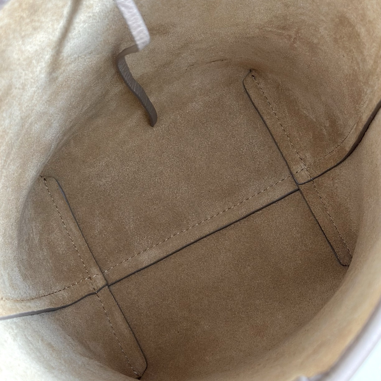 p600。Small N/S Park Tote 小号桶包（w1314）

颜色:奶茶色

尺寸:长22cmX宽12cmX高25cm

大容量轻便手提包，简约而不张扬！包面采用粒面小牛皮材质，触感柔软极佳。