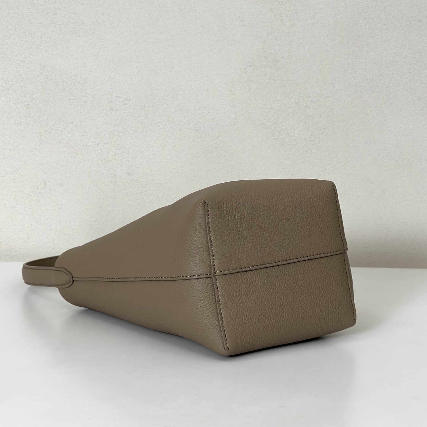 p600。Small N/S Park Tote 小号桶包（w1314）

颜色:奶茶色

尺寸:长22cmX宽12cmX高25cm

大容量轻便手提包，简约而不张扬！包面采用粒面小牛皮材质，触感柔软极佳。