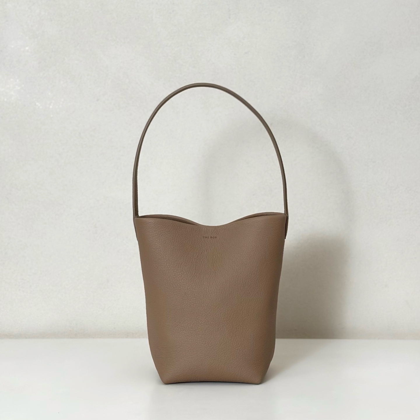 p600。Small N/S Park Tote 小号桶包（w1314）

颜色:奶茶色

尺寸:长22cmX宽12cmX高25cm

大容量轻便手提包，简约而不张扬！包面采用粒面小牛皮材质，触感柔软极佳。