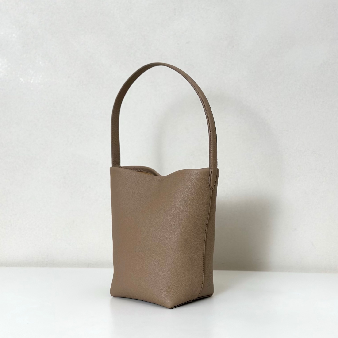 p600。Small N/S Park Tote 小号桶包（w1314）

颜色:奶茶色

尺寸:长22cmX宽12cmX高25cm

大容量轻便手提包，简约而不张扬！包面采用粒面小牛皮材质，触感柔软极佳。