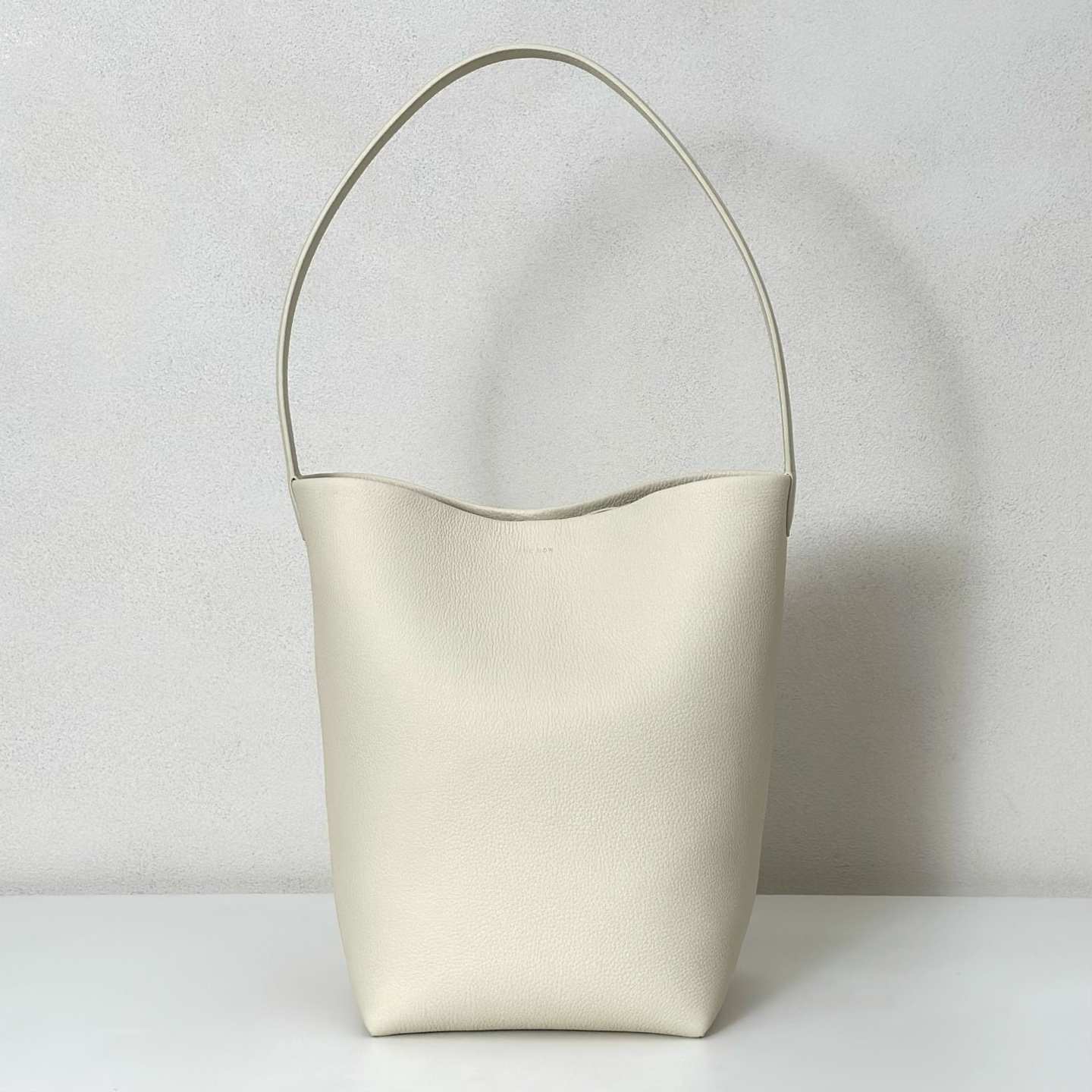 p730。Medium N/S Park Tote 中号桶包（w1313）

颜色:象牙白

尺寸:长27cmX宽15cmX高33cm

大容量轻便手提包，简约而不张扬！包面采用粒面小牛皮材质，触感柔软极佳。