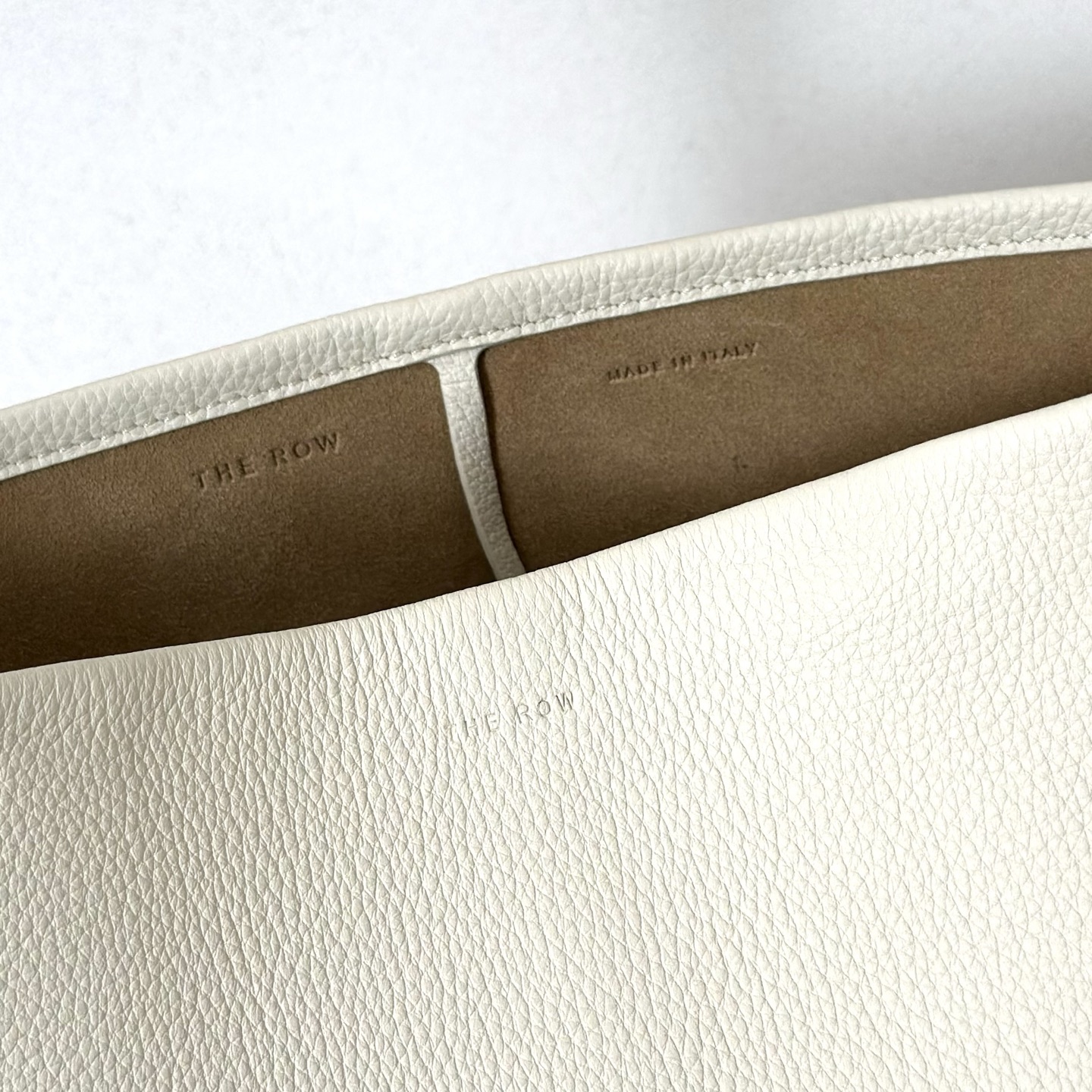 p730。Medium N/S Park Tote 中号桶包（w1313）

颜色:象牙白

尺寸:长27cmX宽15cmX高33cm

大容量轻便手提包，简约而不张扬！包面采用粒面小牛皮材质，触感柔软极佳。