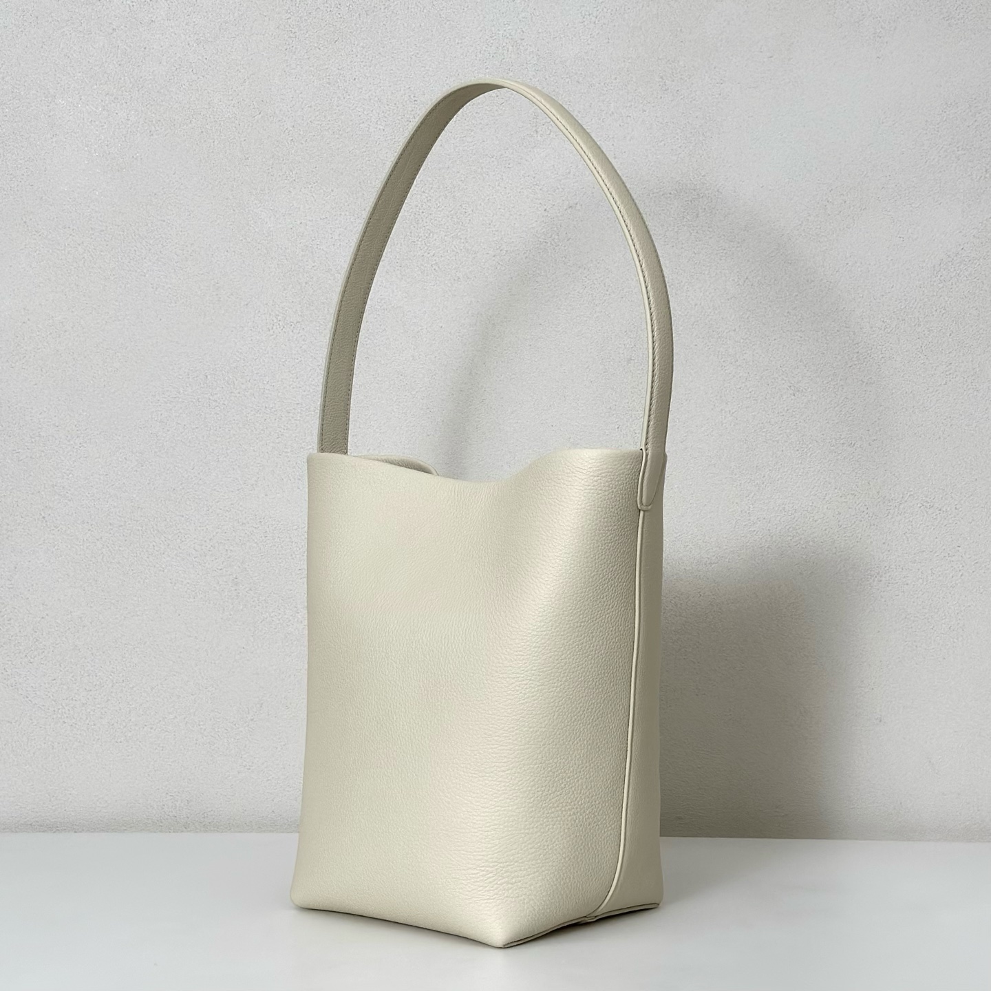 p730。Medium N/S Park Tote 中号桶包（w1313）

颜色:象牙白

尺寸:长27cmX宽15cmX高33cm

大容量轻便手提包，简约而不张扬！包面采用粒面小牛皮材质，触感柔软极佳。
