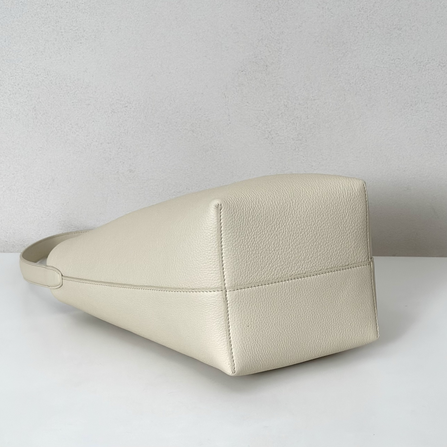 p730。Medium N/S Park Tote 中号桶包（w1313）

颜色:象牙白

尺寸:长27cmX宽15cmX高33cm

大容量轻便手提包，简约而不张扬！包面采用粒面小牛皮材质，触感柔软极佳。