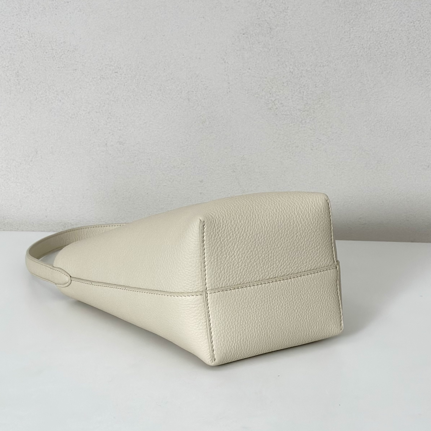 p600。Small N/S Park Tote 小号桶包（w1314）

颜色:象牙白

尺寸:长22cmX宽12cmX高25cm

大容量轻便手提包，简约而不张扬！包面采用粒面小牛皮材质，触感柔软极佳。